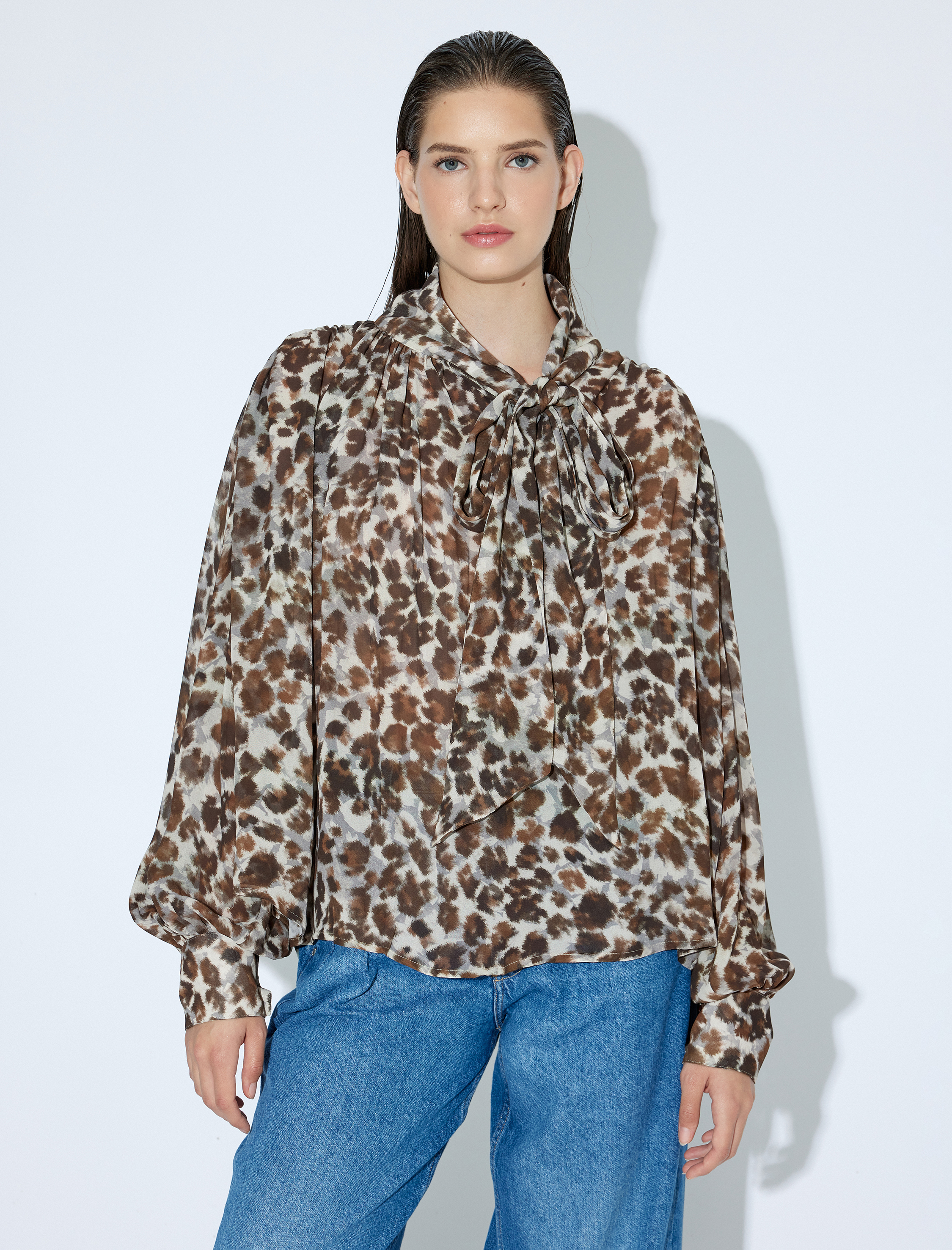 Leopar Desenli Fular Yaka Şifon Bluz Uzun Kollu