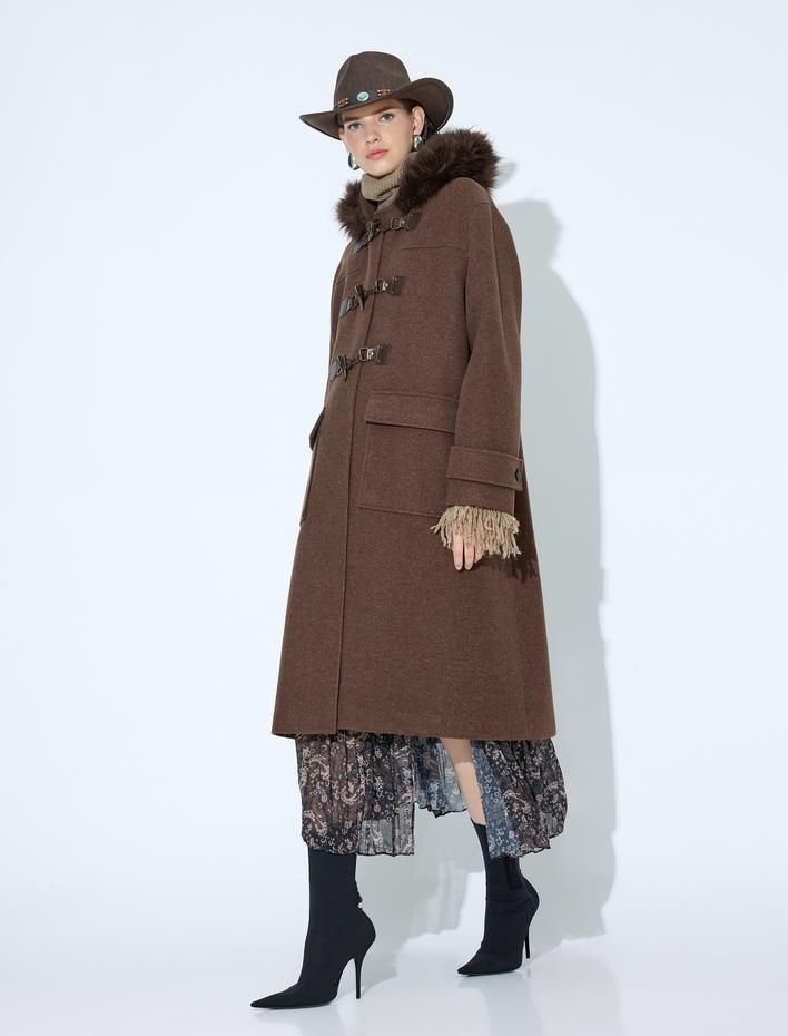  Suni Kürk Yaka Kapüşonlu Uzun Kaşe Kaban Cepli Metal Kapama Detaylı