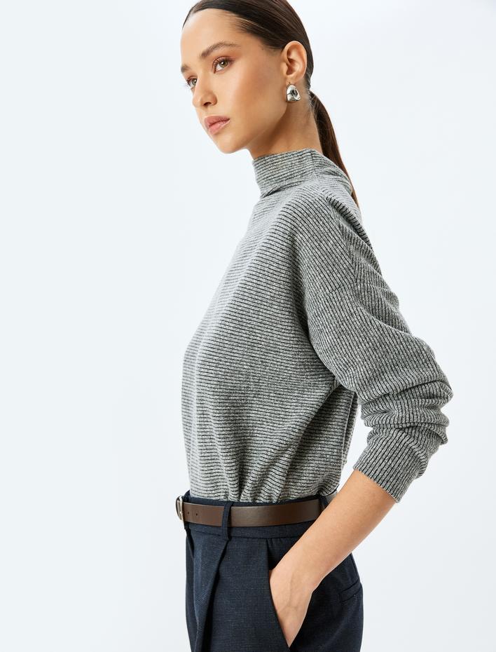  Dokulu Uzun Kollu Dik Yaka Tişört