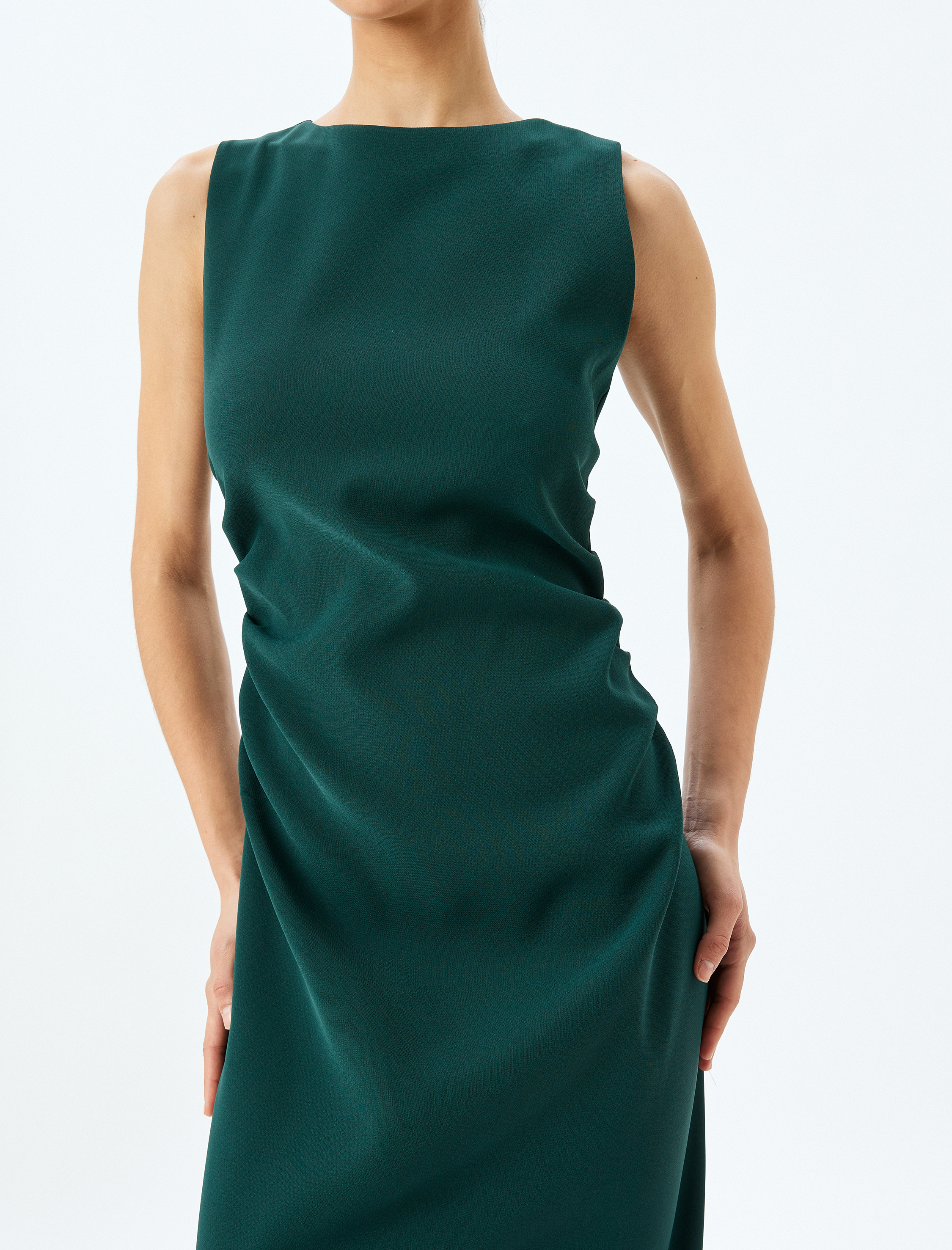 Krep Kumaş Drape Detaylı Slim Fit Yuvarlak Yaka Kolsuz Uzun Kalem Elbise