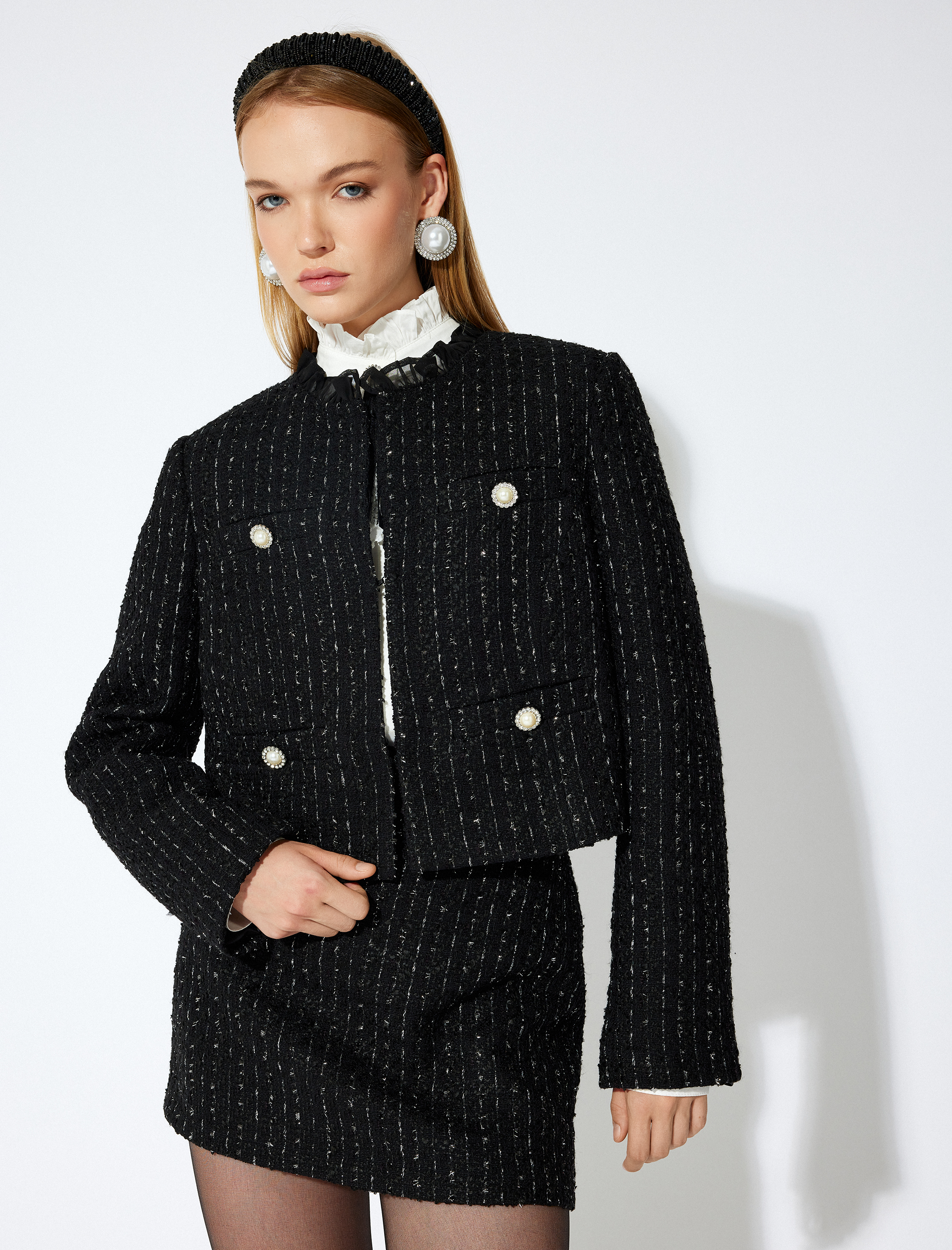 Koton X Sibil Çetinkaya - Tül Fırfır Detaylı Yuvarlak Yaka Taşlı İnci Düğmeli Tüvit Ceket
