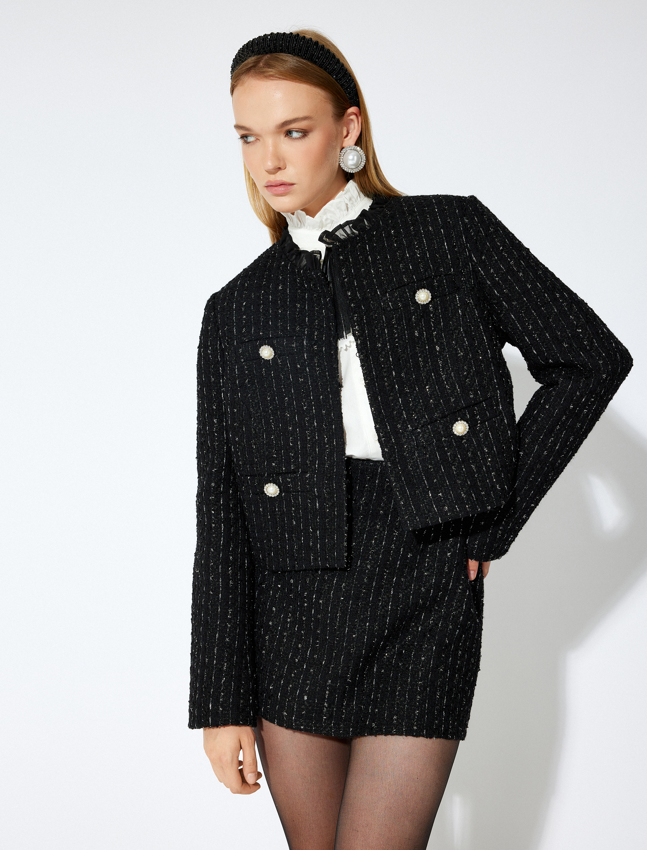 Koton X Sibil Çetinkaya - Tül Fırfır Detaylı Yuvarlak Yaka Taşlı İnci Düğmeli Tüvit Ceket