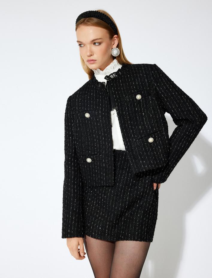  Koton X Sibil Çetinkaya - Tül Fırfır Detaylı Yuvarlak Yaka Taşlı İnci Düğmeli Tüvit Ceket