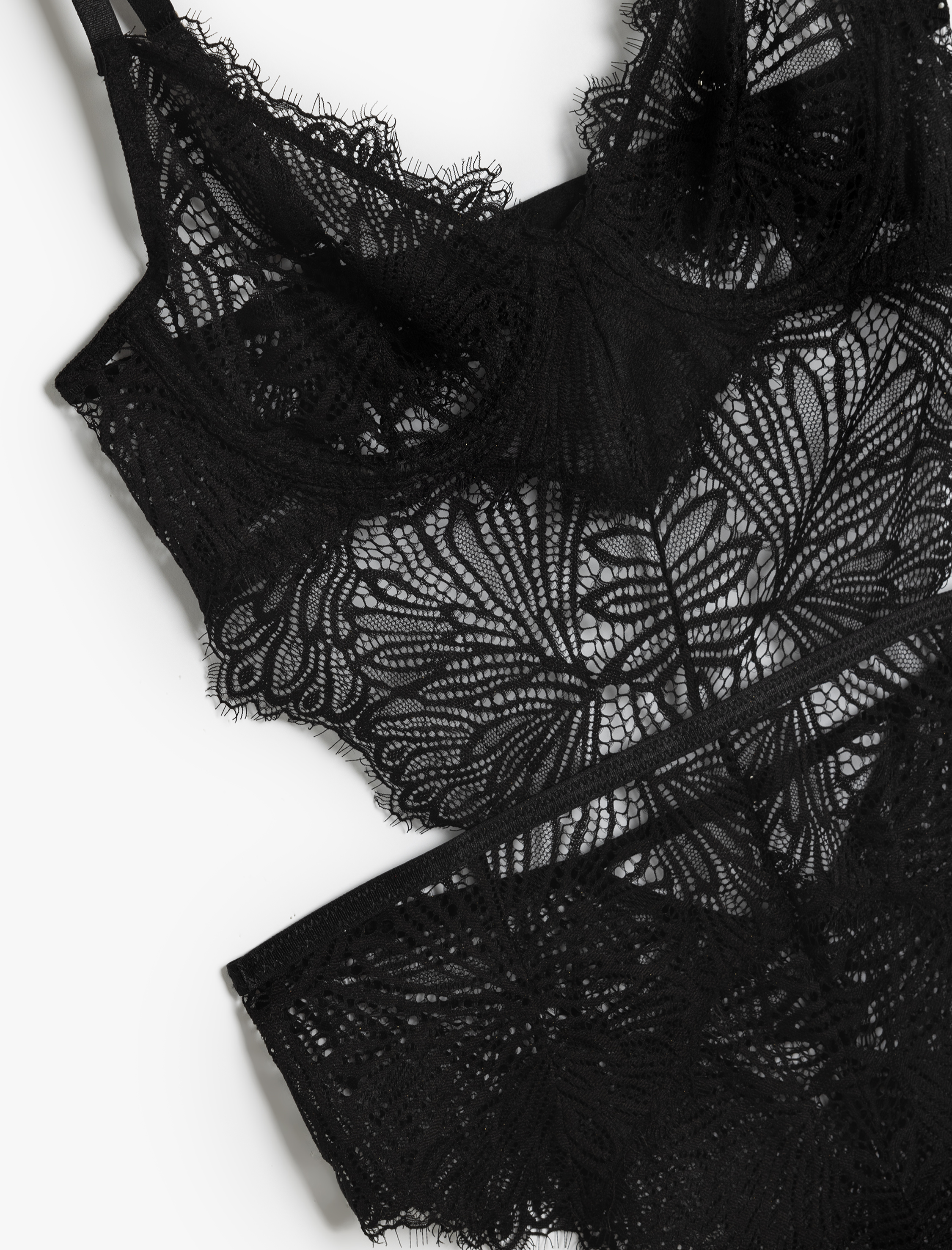   Askılı Pencere Detaylı Derin V Yaka Balenli Destekli Dantelli Bodysuit