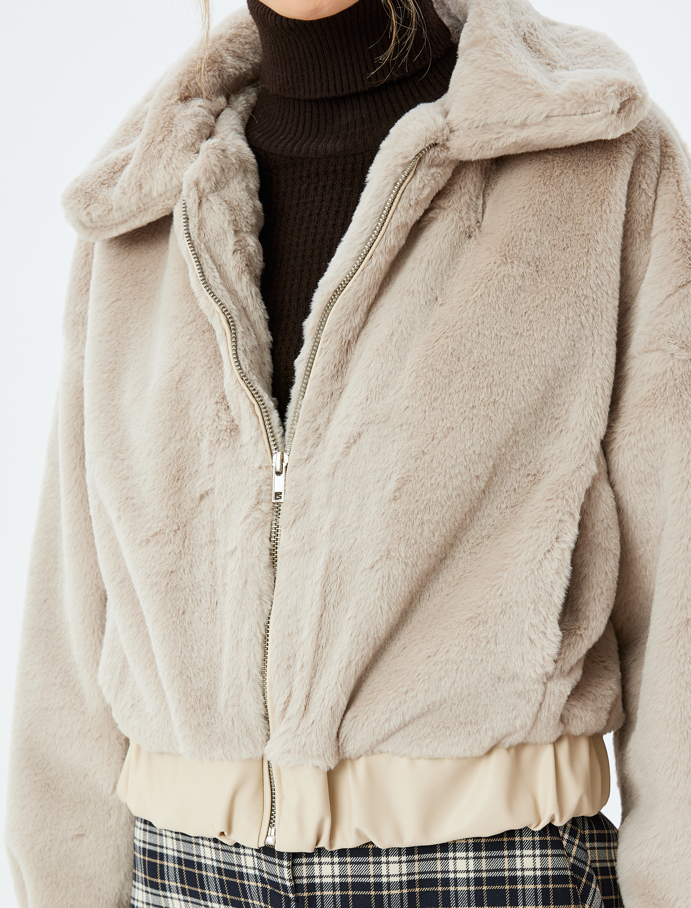   Dik Yaka Fermuarlı Cep Detaylı Suni Kürk Ceket