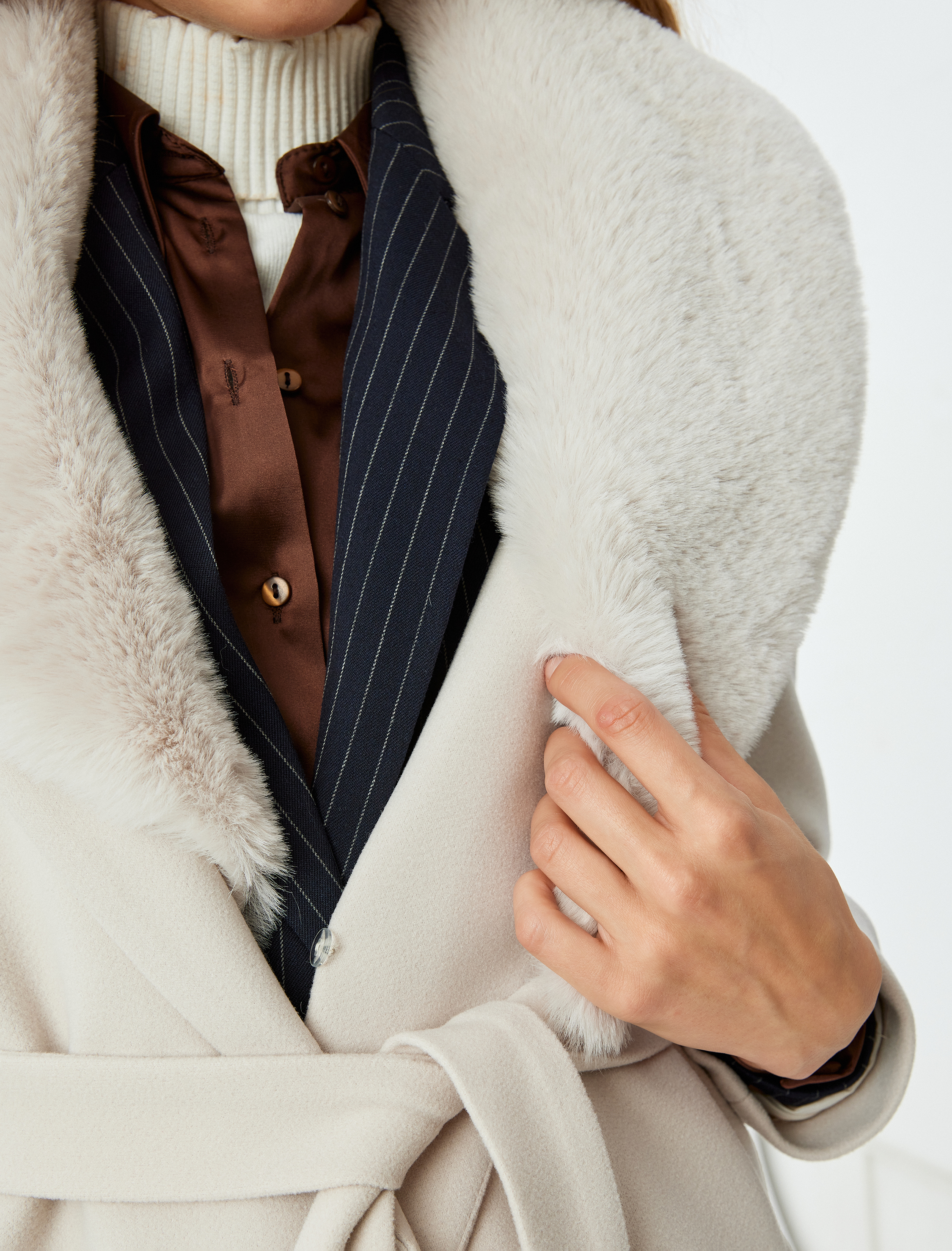   Kuşak Detaylı Cepli Çıkarılabilir Suni Kürk Yaka Uzun Kaşe Kaban