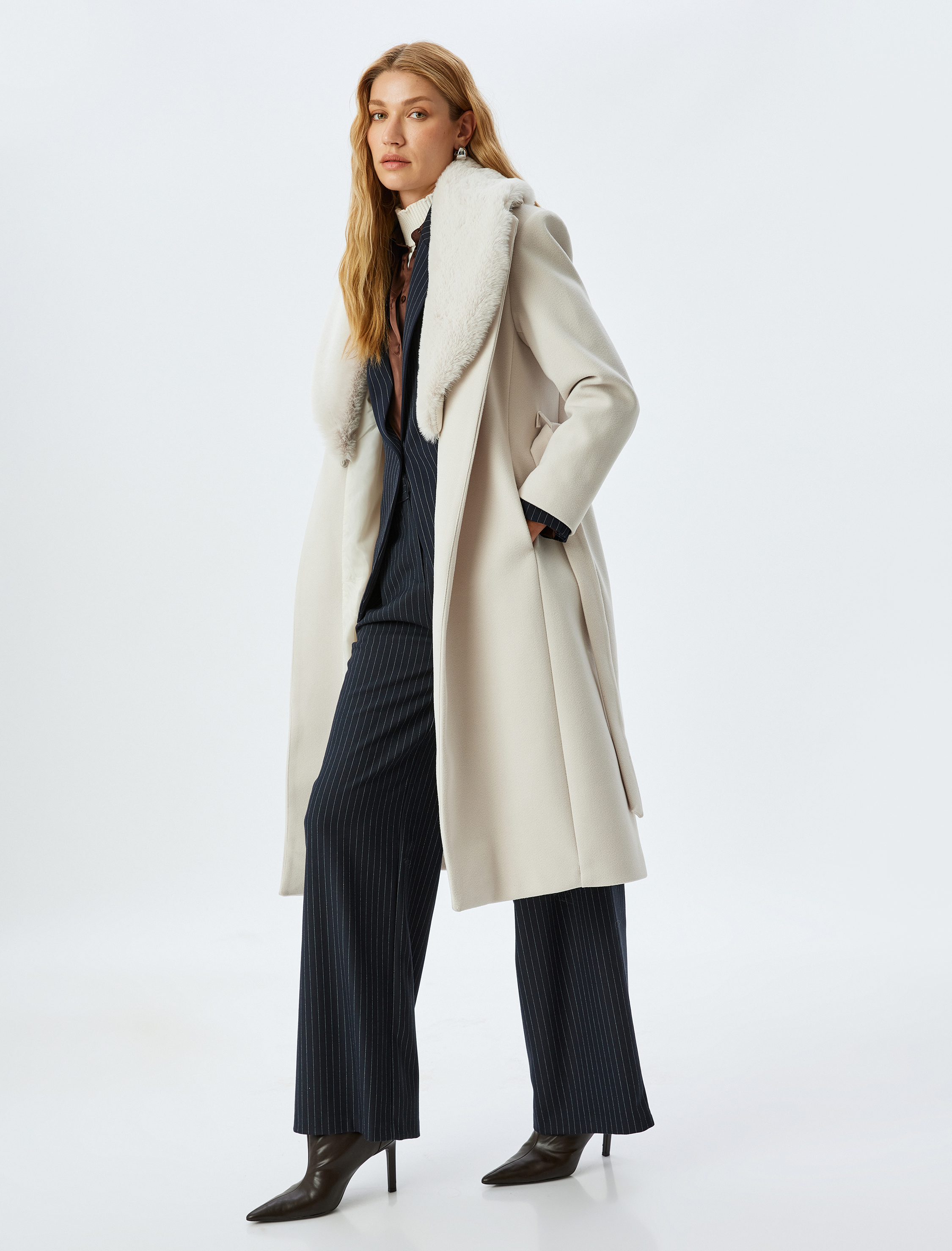   Kuşak Detaylı Cepli Çıkarılabilir Suni Kürk Yaka Uzun Kaşe Kaban