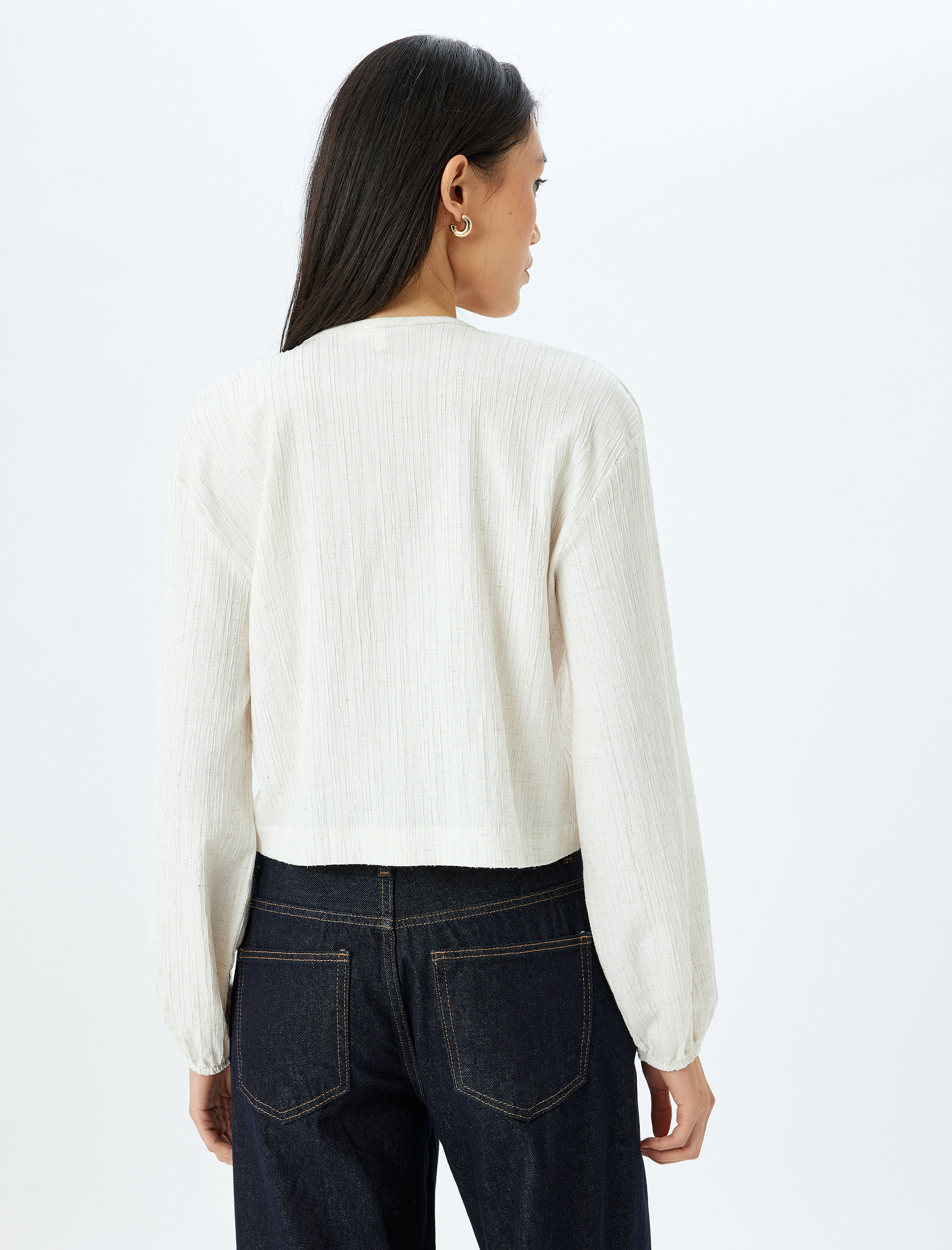   Geniş Kalıp Viskon Keten Karışımlı Uzun Kollu Dokulu Fiyonk Bağlama Detaylı Kısa Bluz