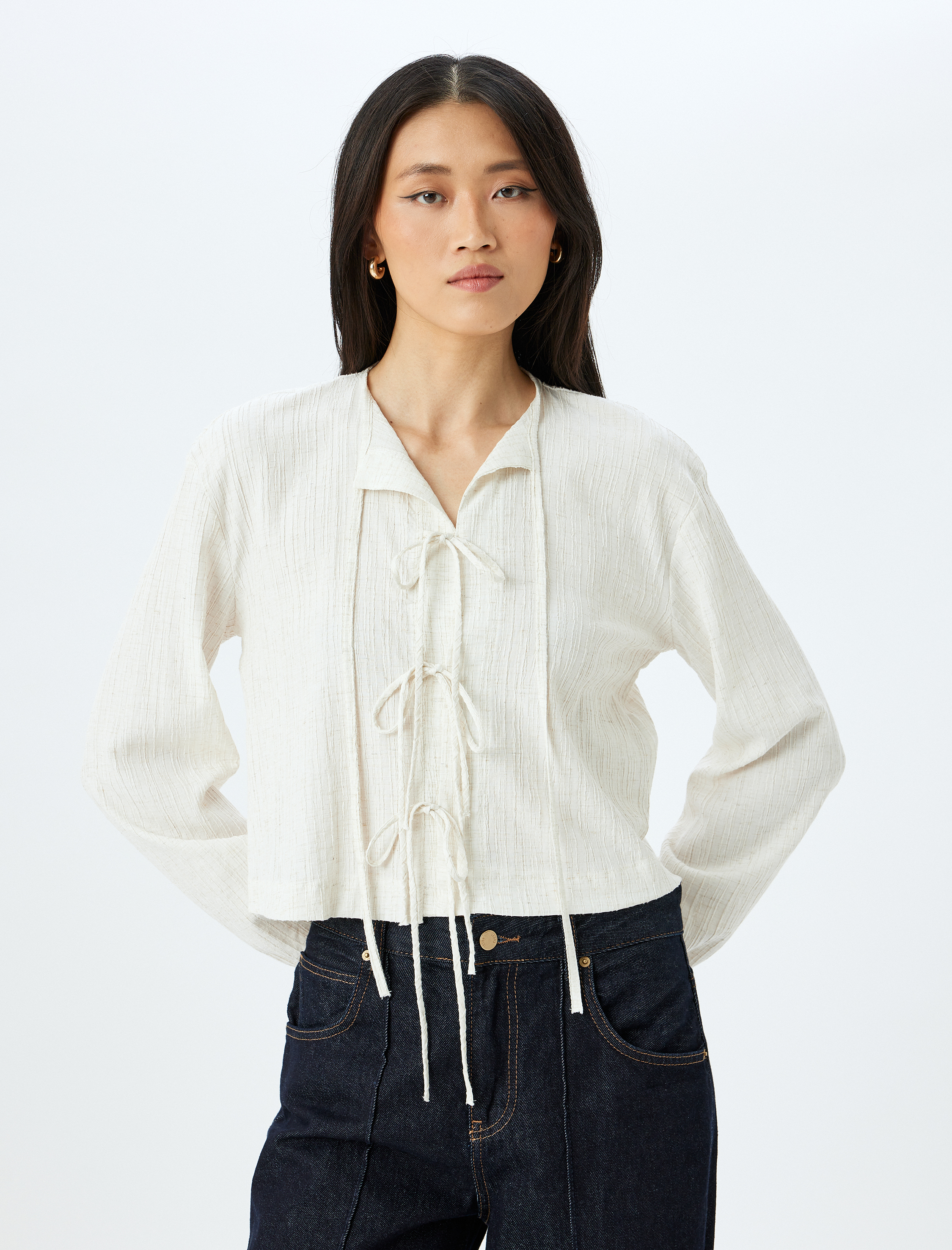   Geniş Kalıp Viskon Keten Karışımlı Uzun Kollu Dokulu Fiyonk Bağlama Detaylı Kısa Bluz