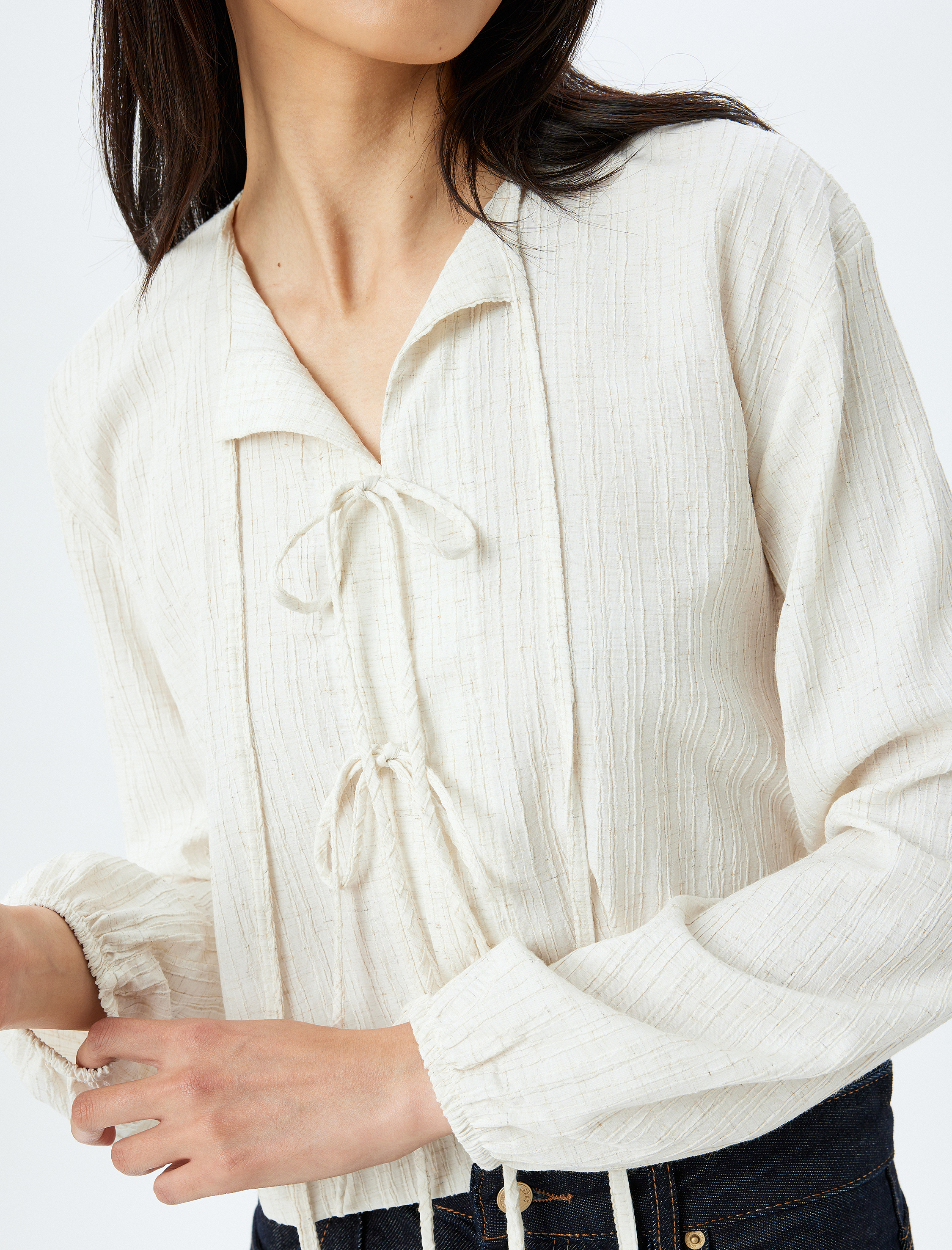   Geniş Kalıp Viskon Keten Karışımlı Uzun Kollu Dokulu Fiyonk Bağlama Detaylı Kısa Bluz