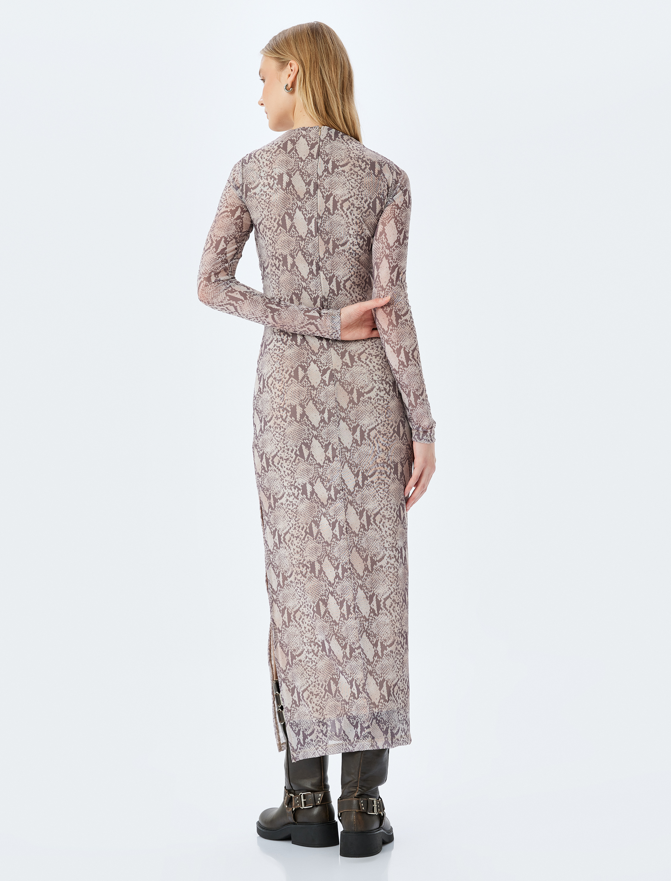 Yılan Derisi Desenli Drapeli Yırtmaçlı Uzun Tül Elbise