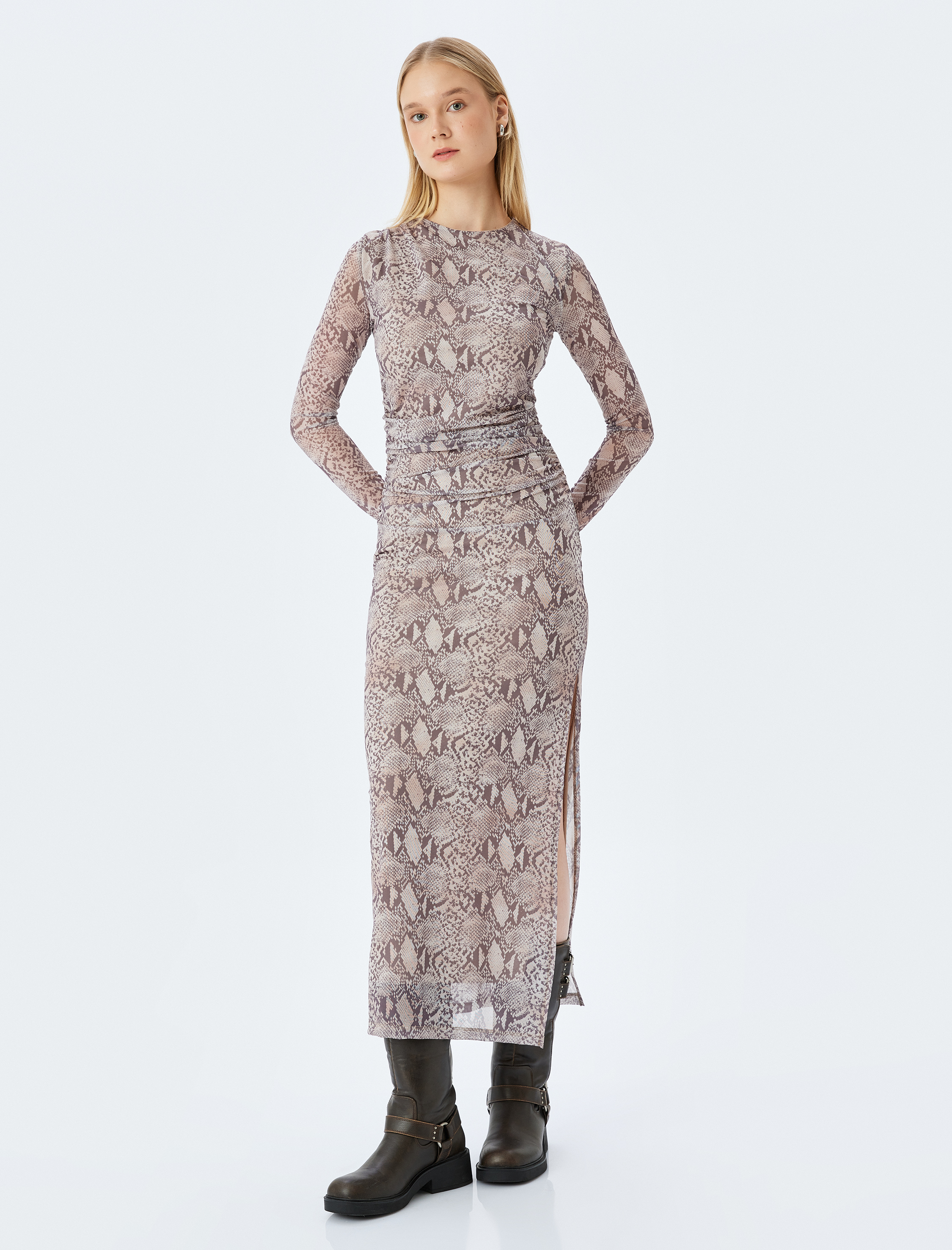 Yılan Derisi Desenli Drapeli Yırtmaçlı Uzun Tül Elbise