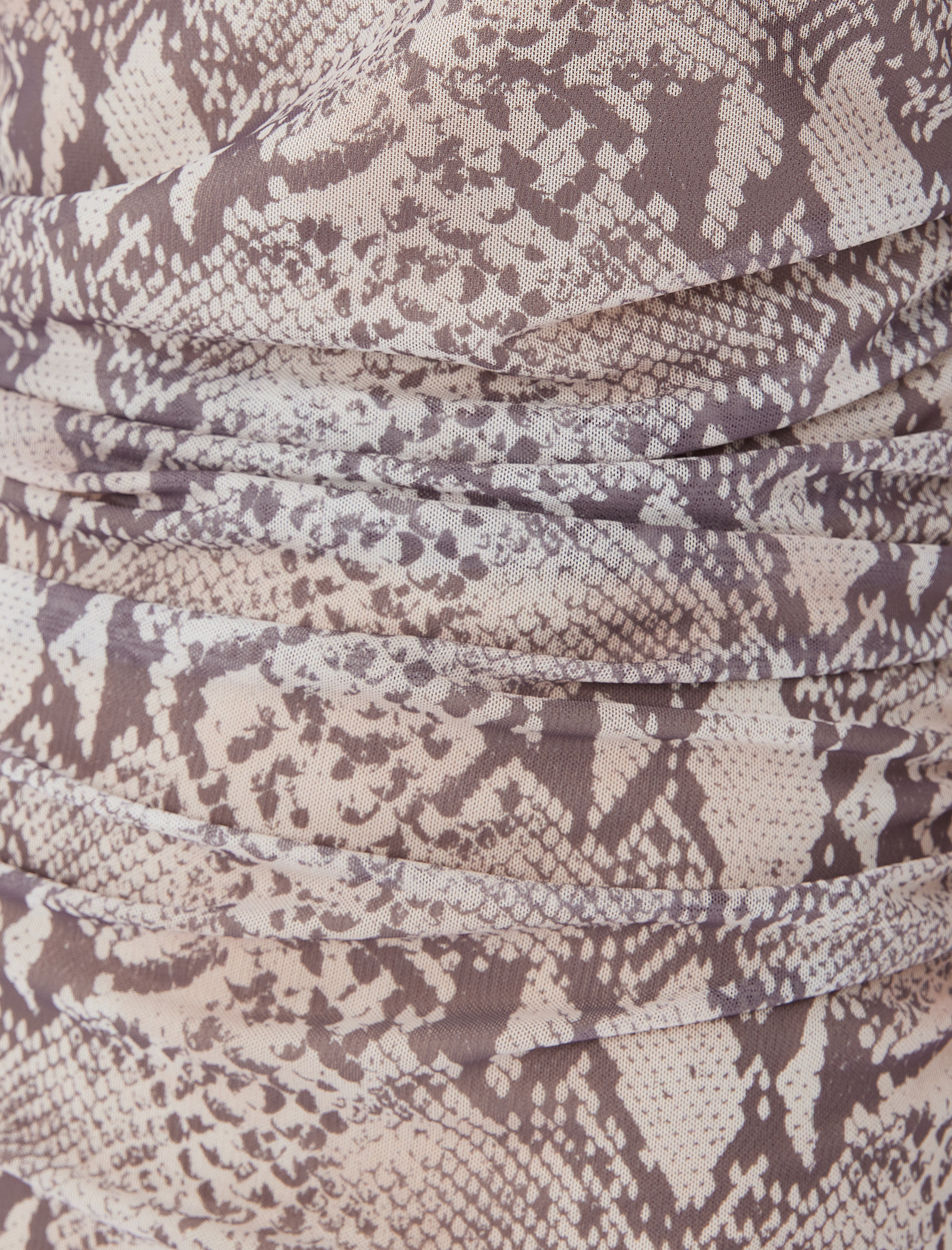 Yılan Derisi Desenli Drapeli Yırtmaçlı Uzun Tül Elbise