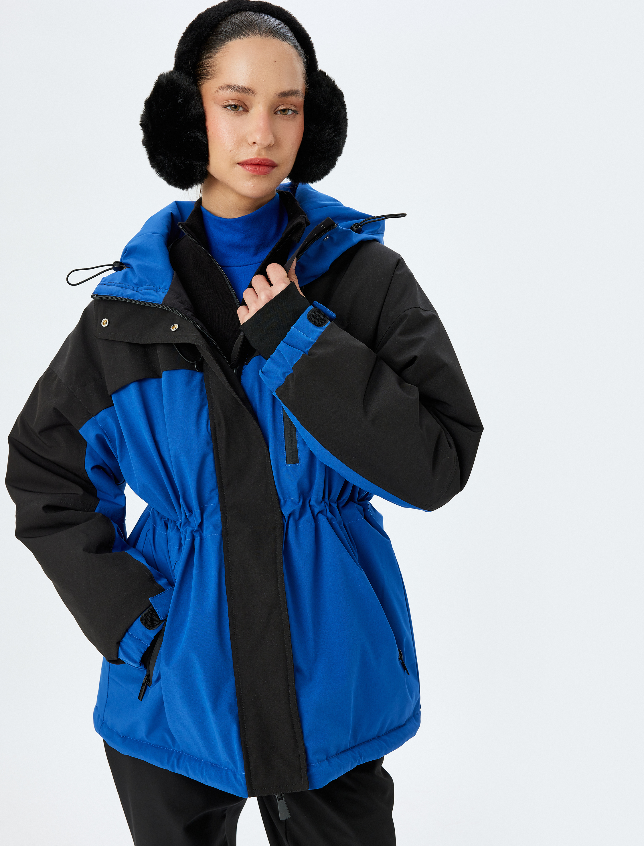   Kapüşonlu Fermuarlı Cep Detaylı Renk Bloklu Su Geçirmez Mont