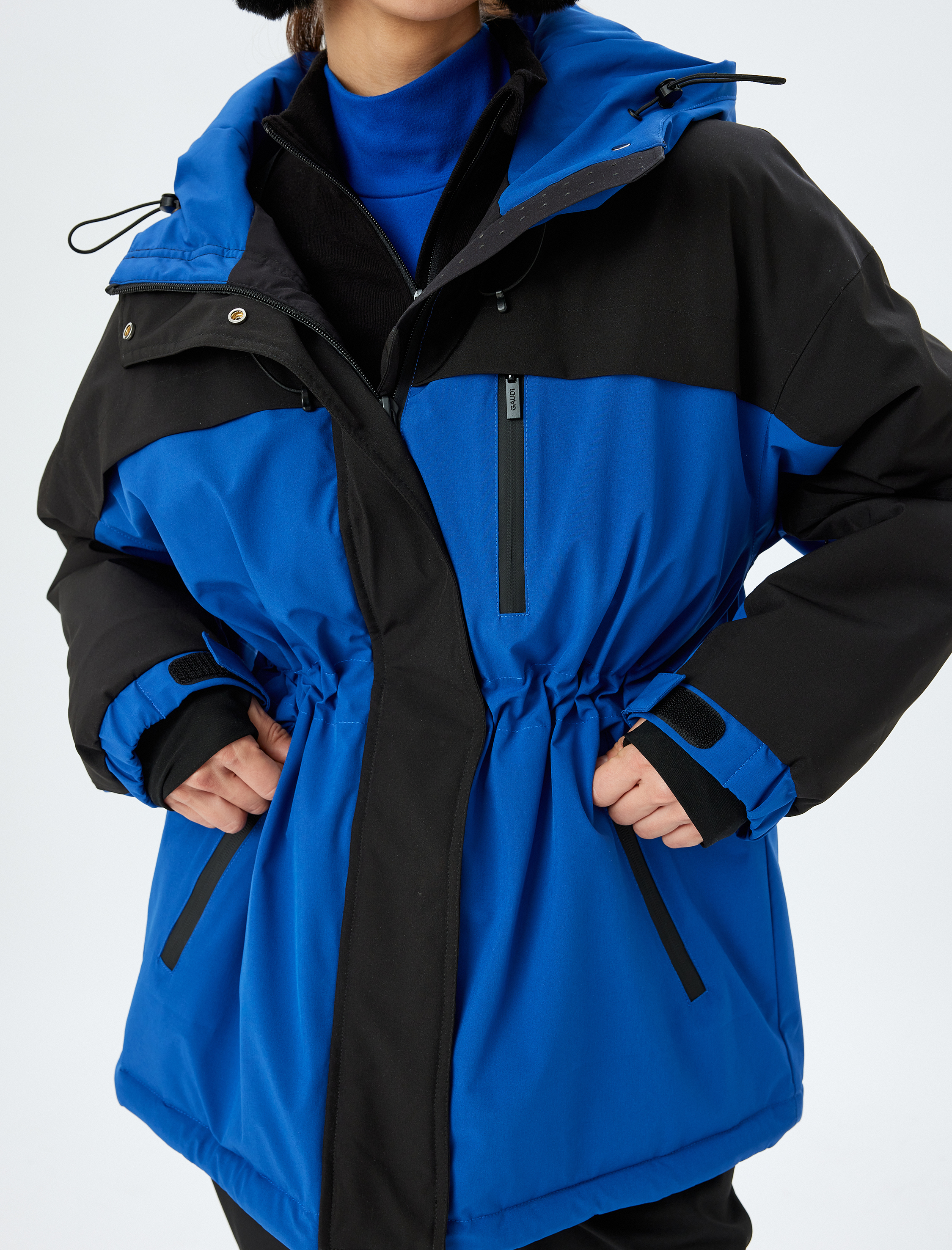   Kapüşonlu Fermuarlı Cep Detaylı Renk Bloklu Su Geçirmez Mont