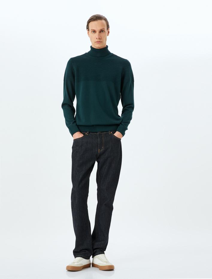  Dokulu Boğazlı Triko Kazak