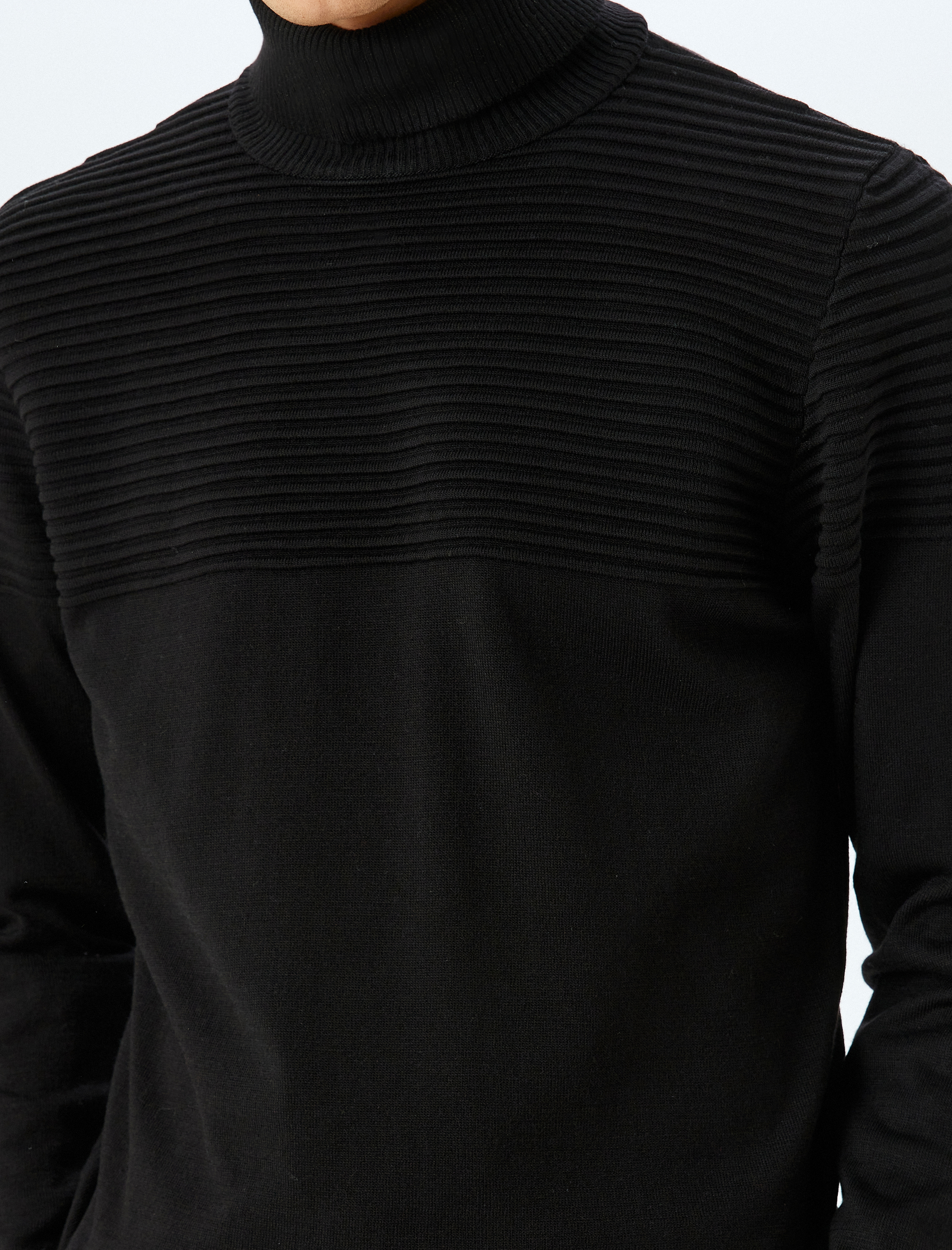   Dokulu Boğazlı Triko Kazak