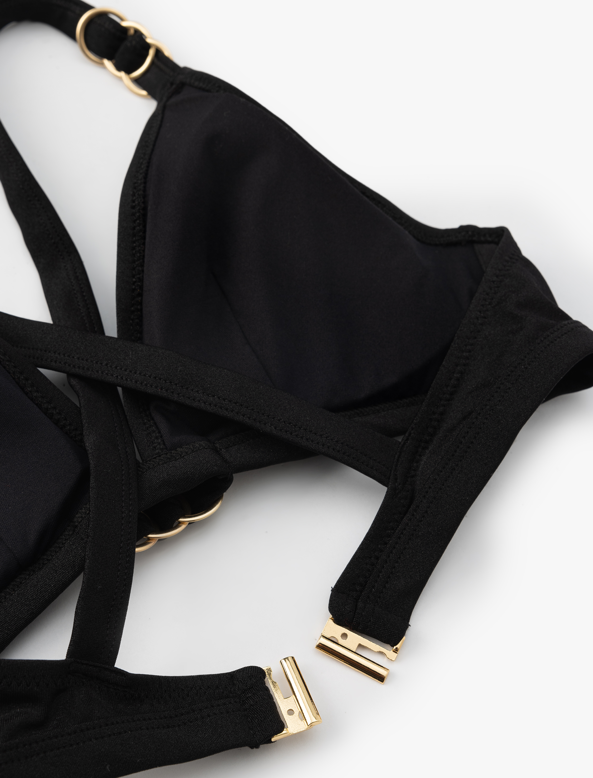 Aksesuar Detaylı Arkası Çapraz Askılı Üçgen Bikini