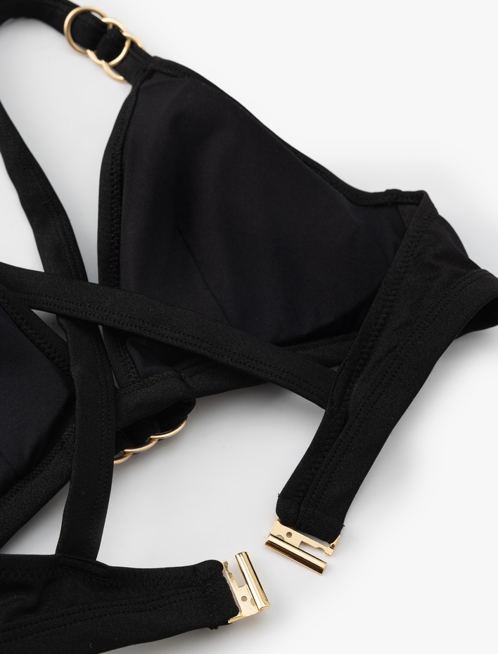  Aksesuar Detaylı Arkası Çapraz Askılı Üçgen Bikini
