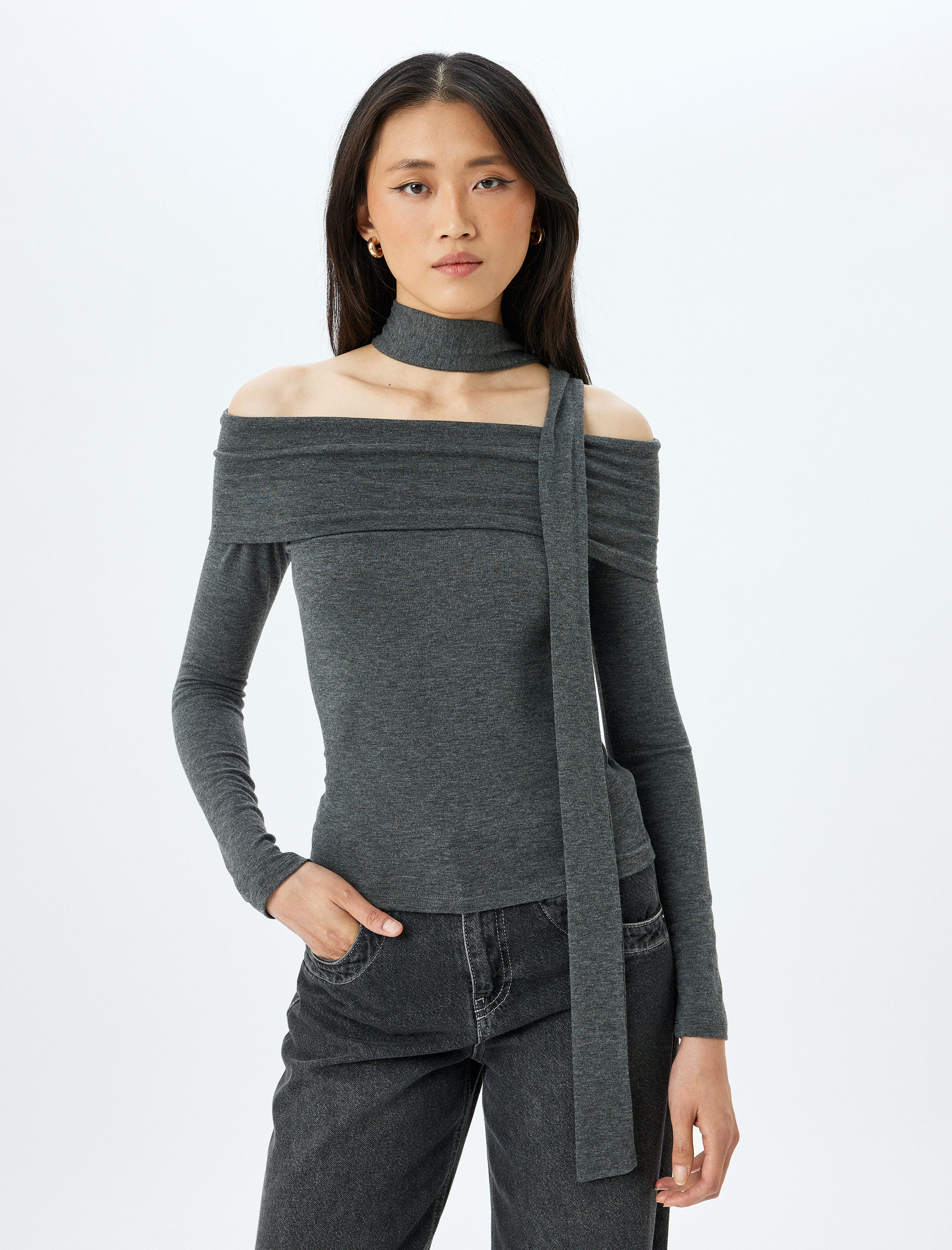   Slim Fit Uzun Kollu Fular Detaylı Madonna Yaka Omzu Açık Tişört