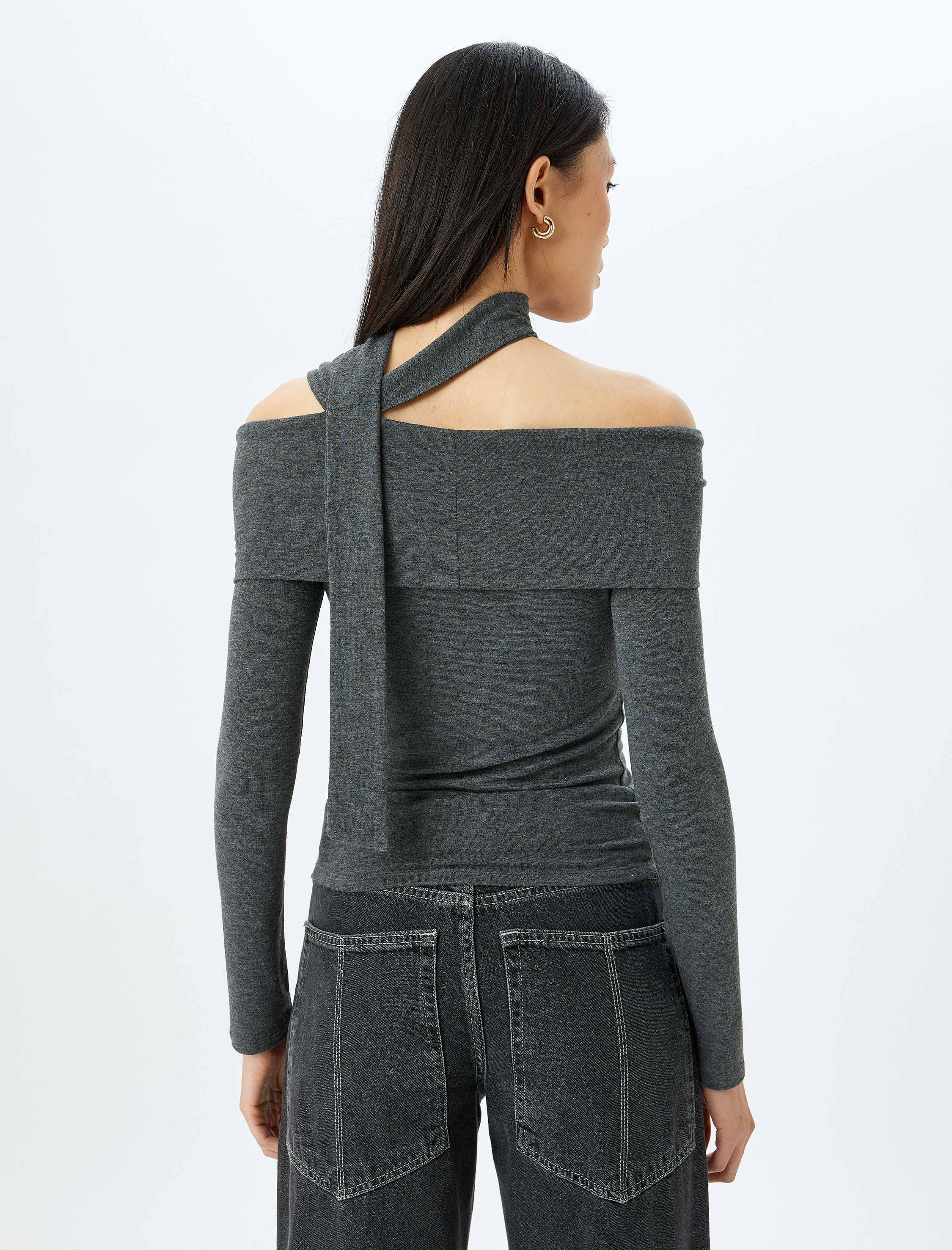   Slim Fit Uzun Kollu Fular Detaylı Madonna Yaka Omzu Açık Tişört