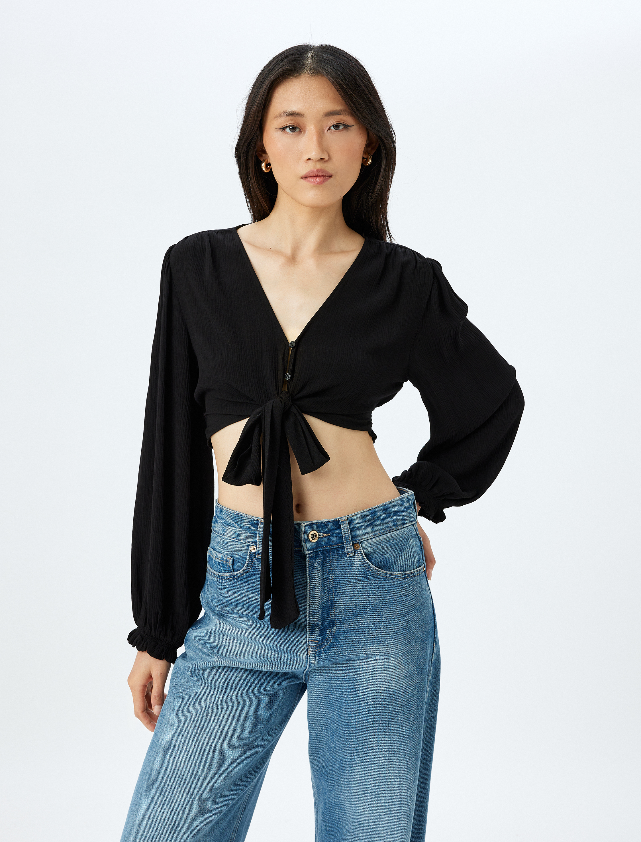 Uzun Kollu Önden Bağlama Detaylı Düğmeli Viskon Crop Bluz