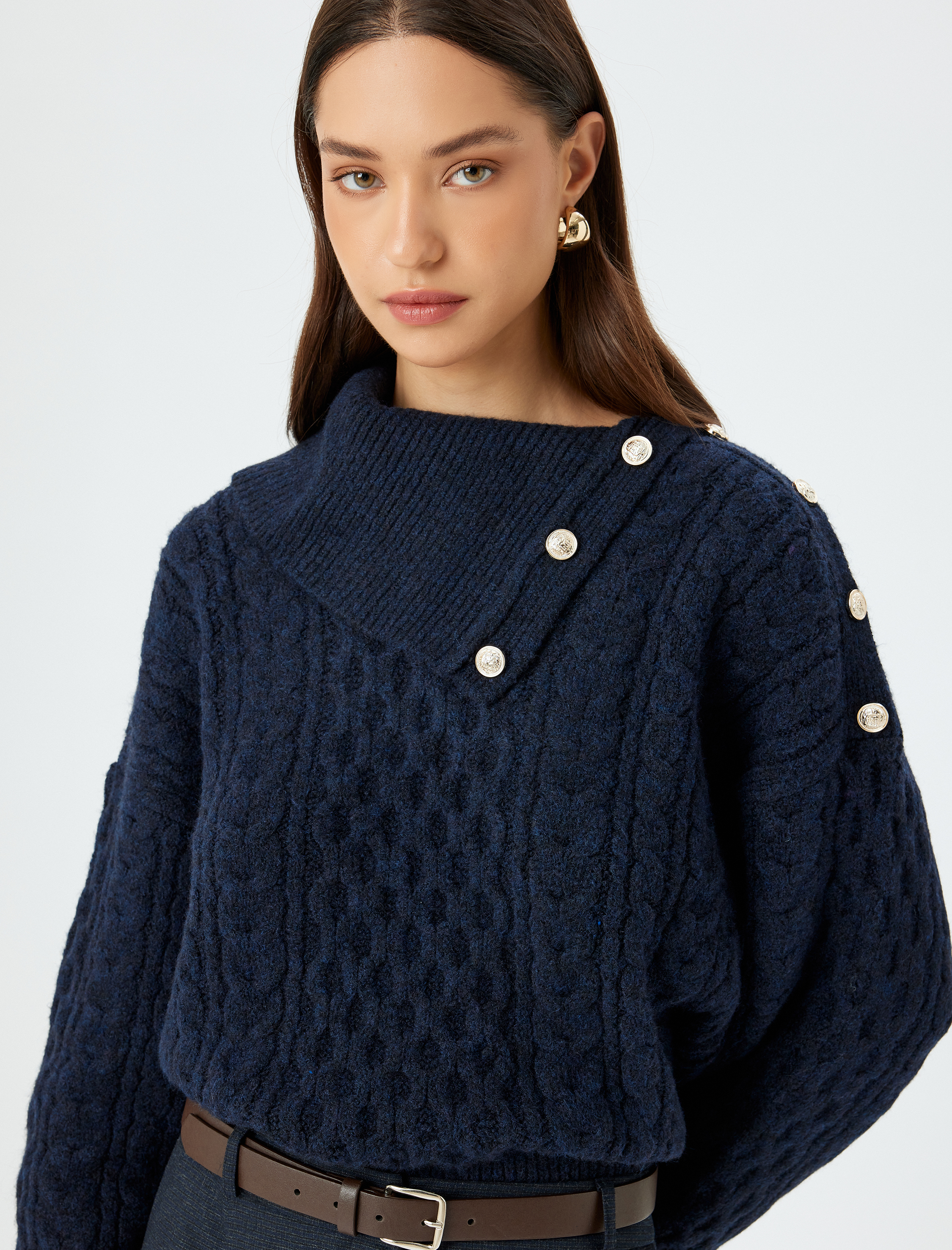   Uzun Kollu Gold Düğme Detaylı Balıkçı Yaka Saç Örgü Kazak