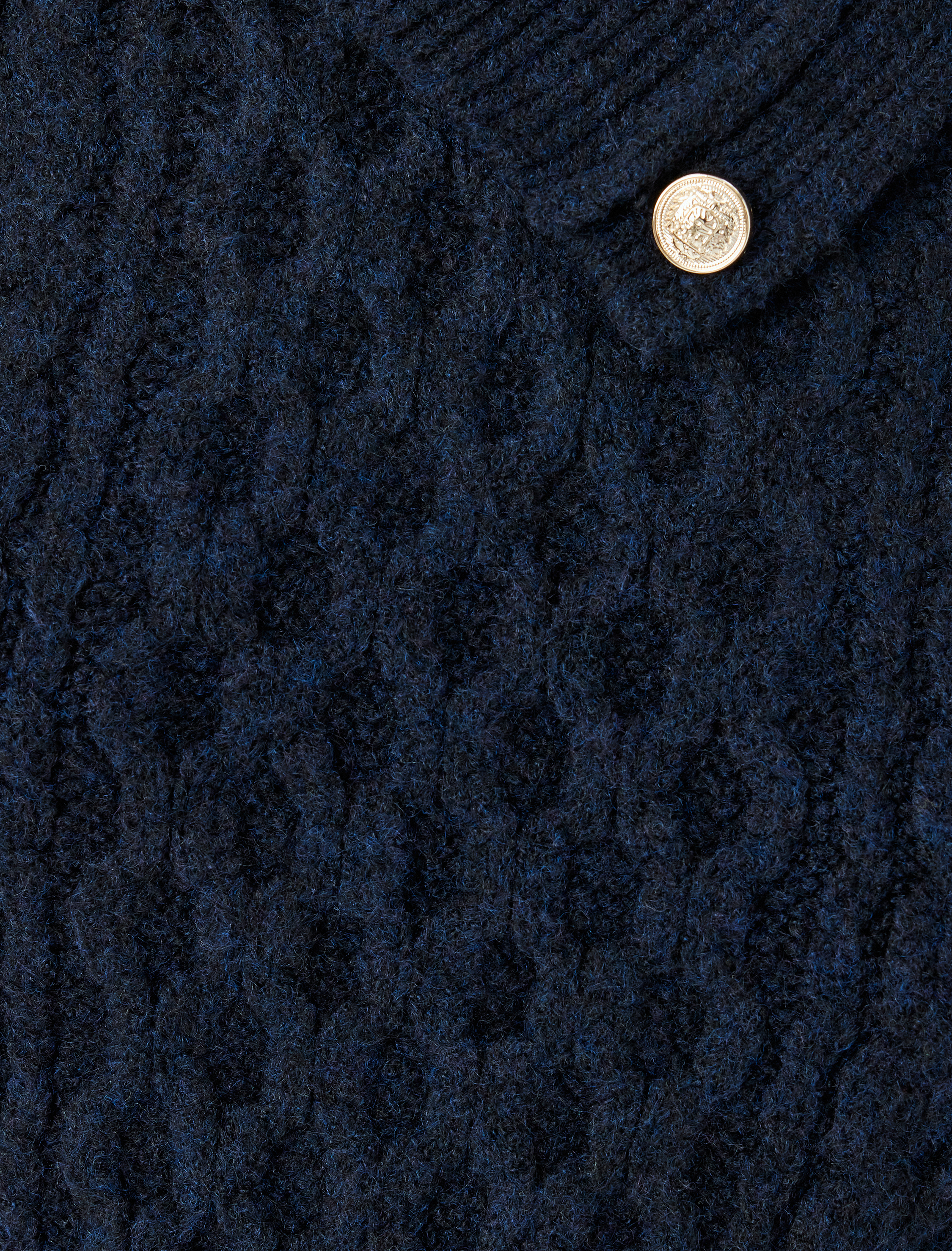   Uzun Kollu Gold Düğme Detaylı Balıkçı Yaka Saç Örgü Kazak