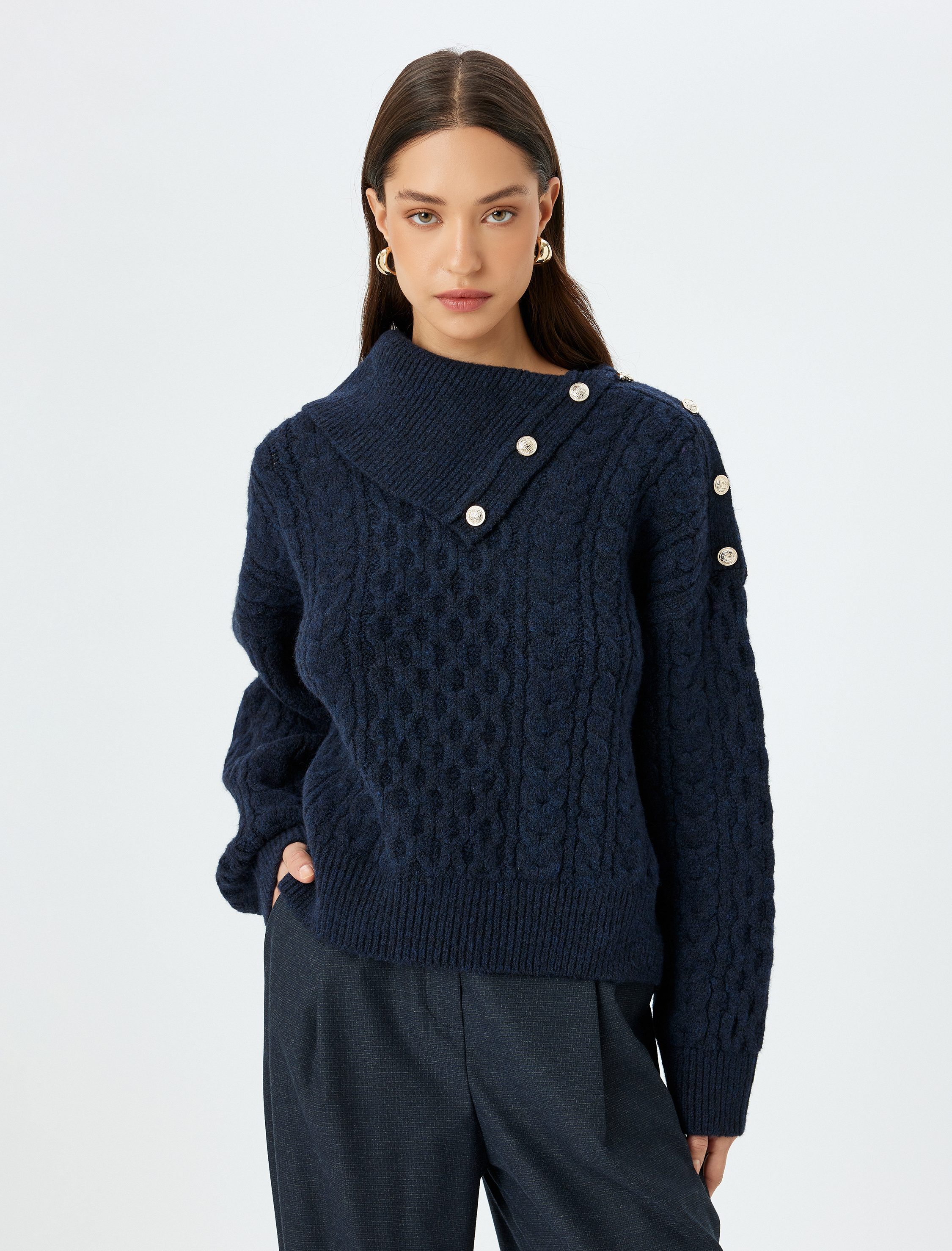   Uzun Kollu Gold Düğme Detaylı Balıkçı Yaka Saç Örgü Kazak