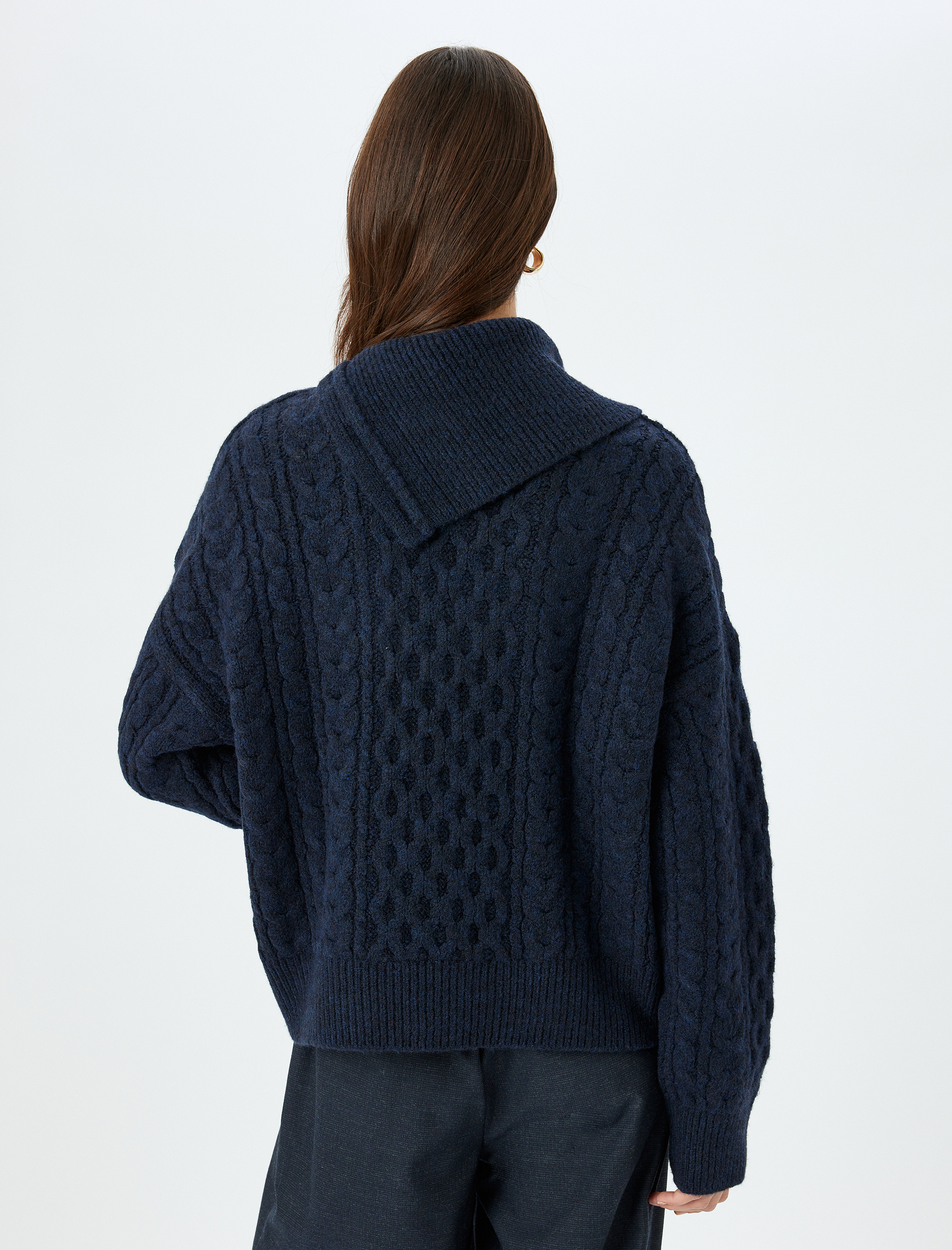   Uzun Kollu Gold Düğme Detaylı Balıkçı Yaka Saç Örgü Kazak