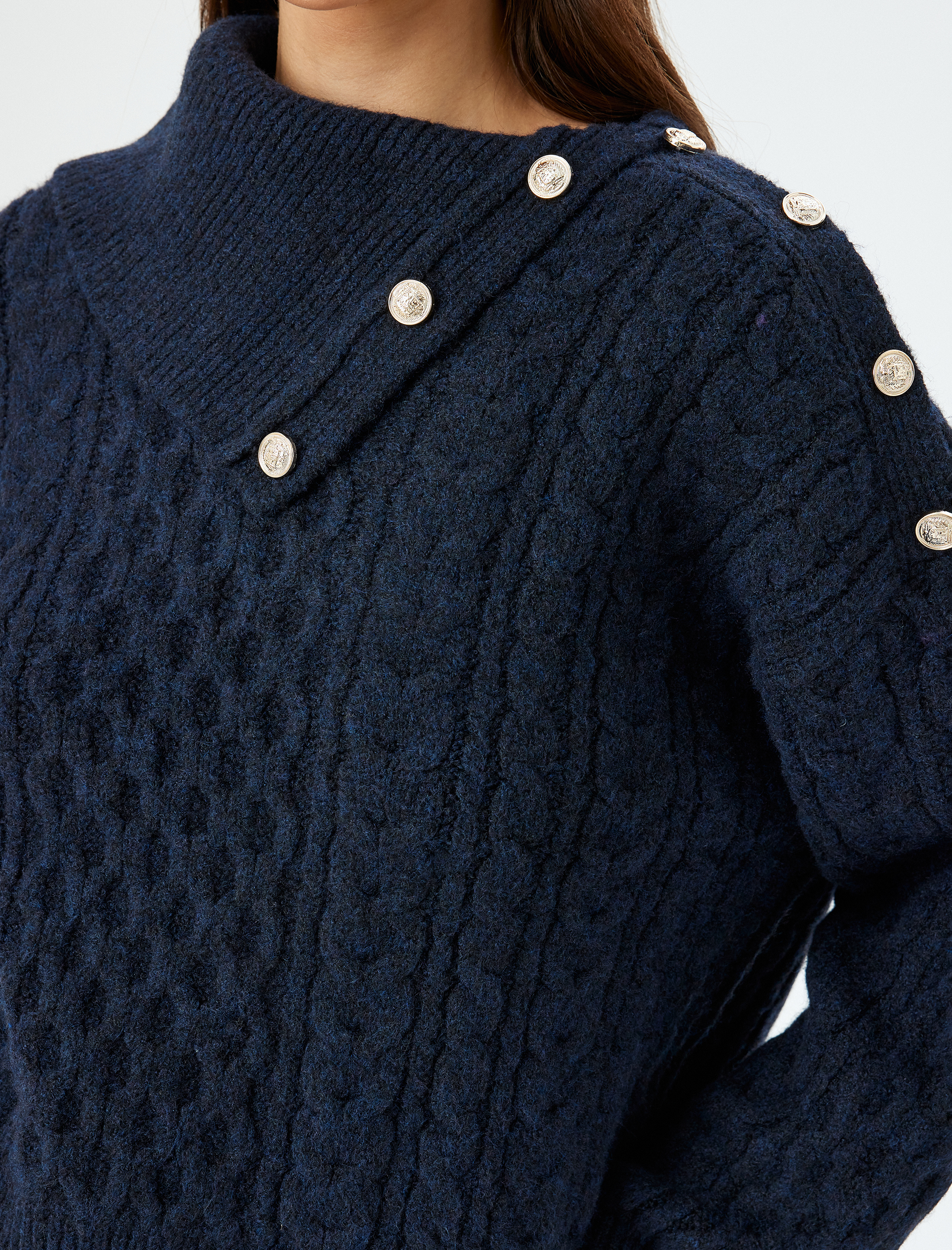   Uzun Kollu Gold Düğme Detaylı Balıkçı Yaka Saç Örgü Kazak