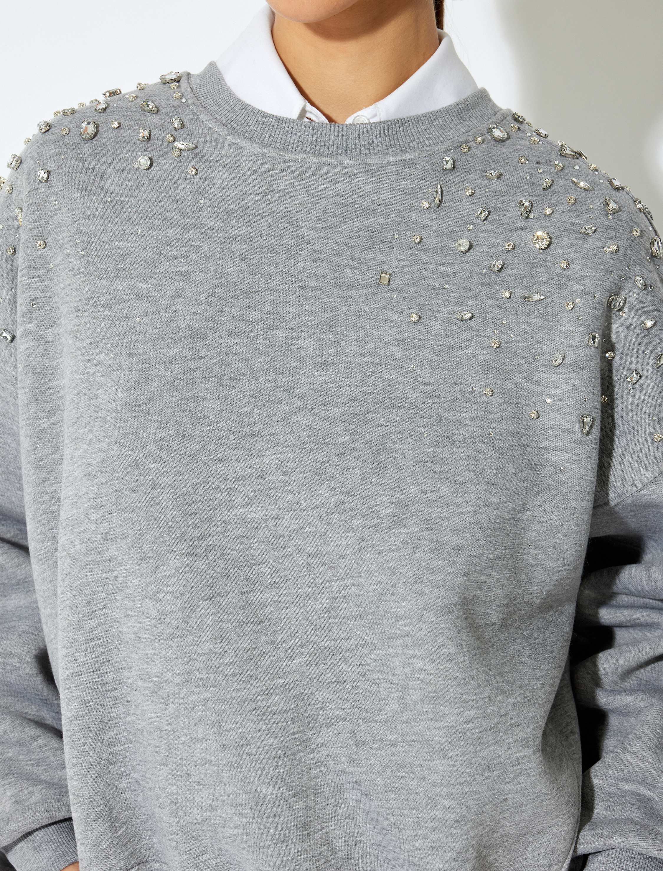   Üç İplik Şardonlu Uzun Kollu Bisiklet Yaka Taşlı Oversize Sweatshirt