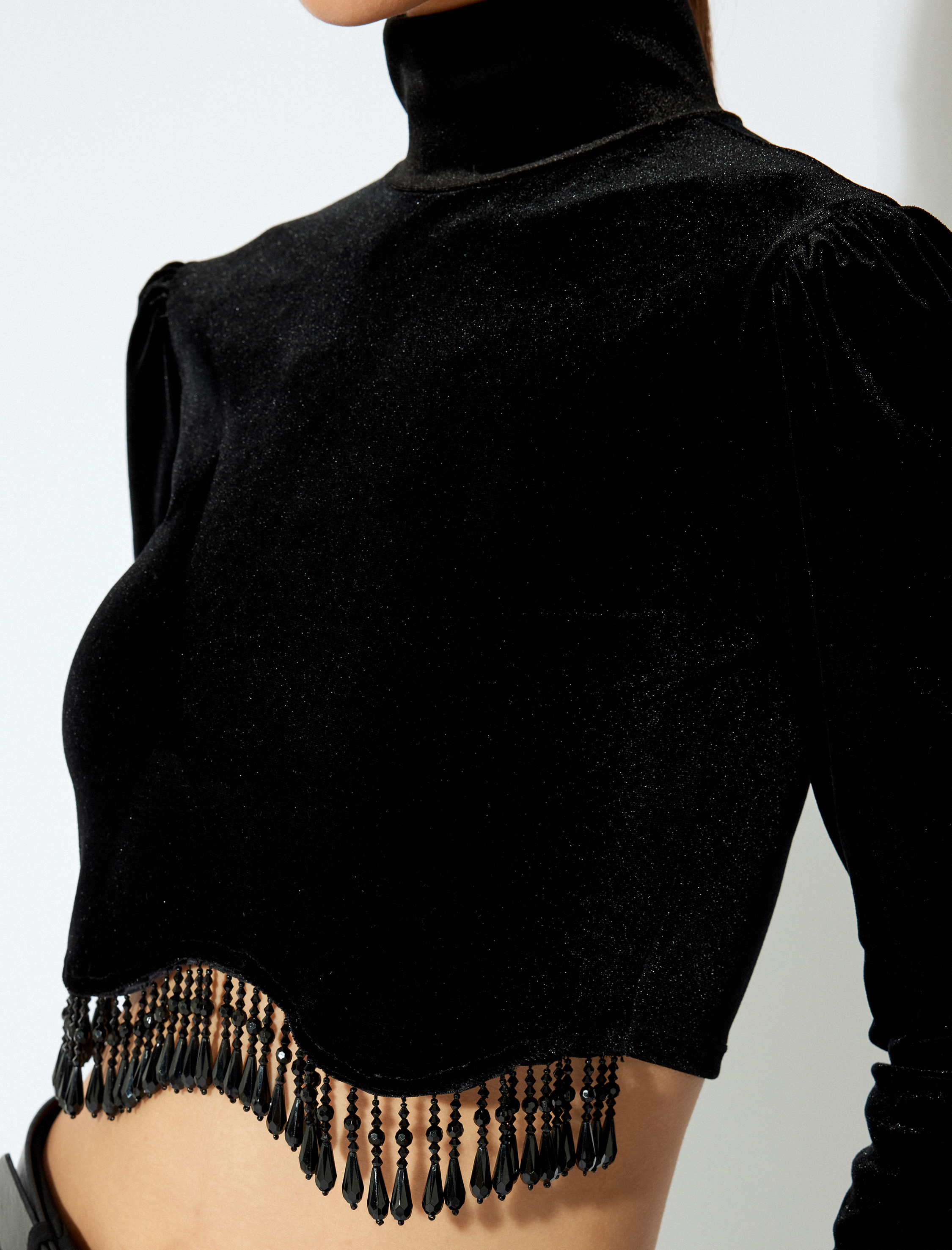   Uzun Kollu Dik Yaka Sallantılı Taş Detaylı Crop Kadife Bluz