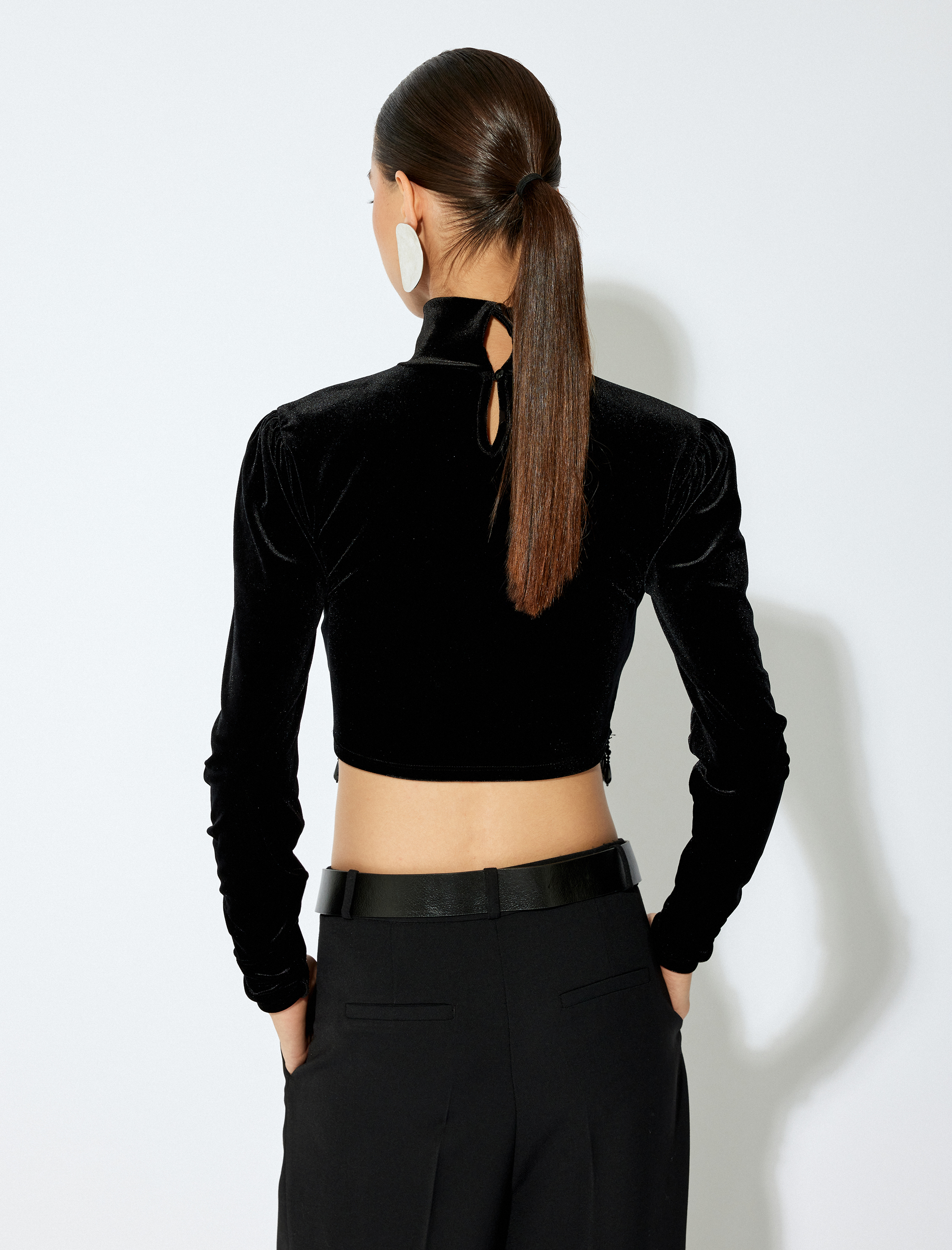   Uzun Kollu Dik Yaka Sallantılı Taş Detaylı Crop Kadife Bluz