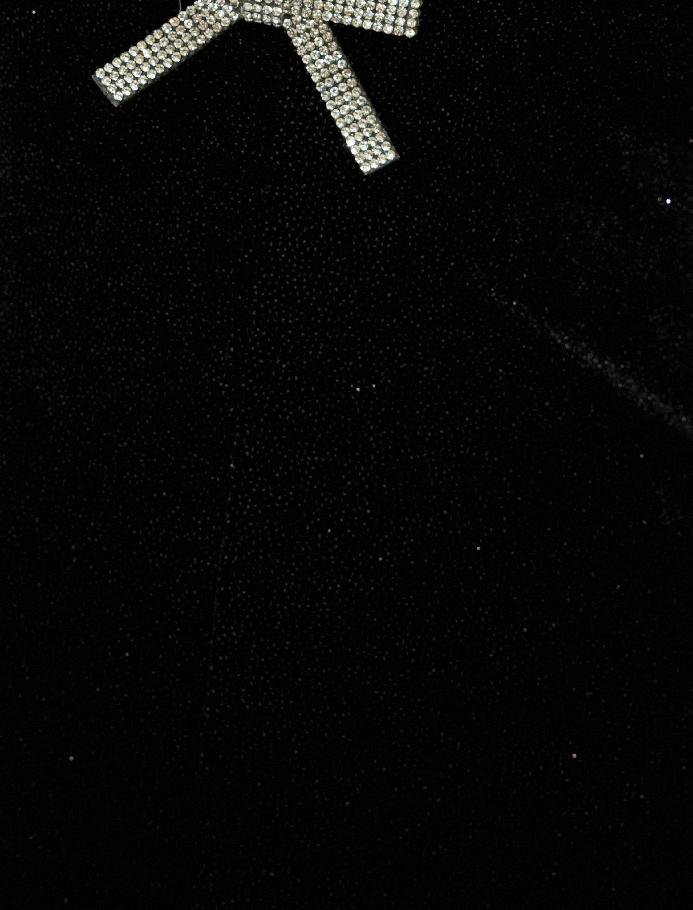 Önden Yırtmaçlı V Yaka Taşlı Fiyonk Detaylı Uzun Kadife Elbise