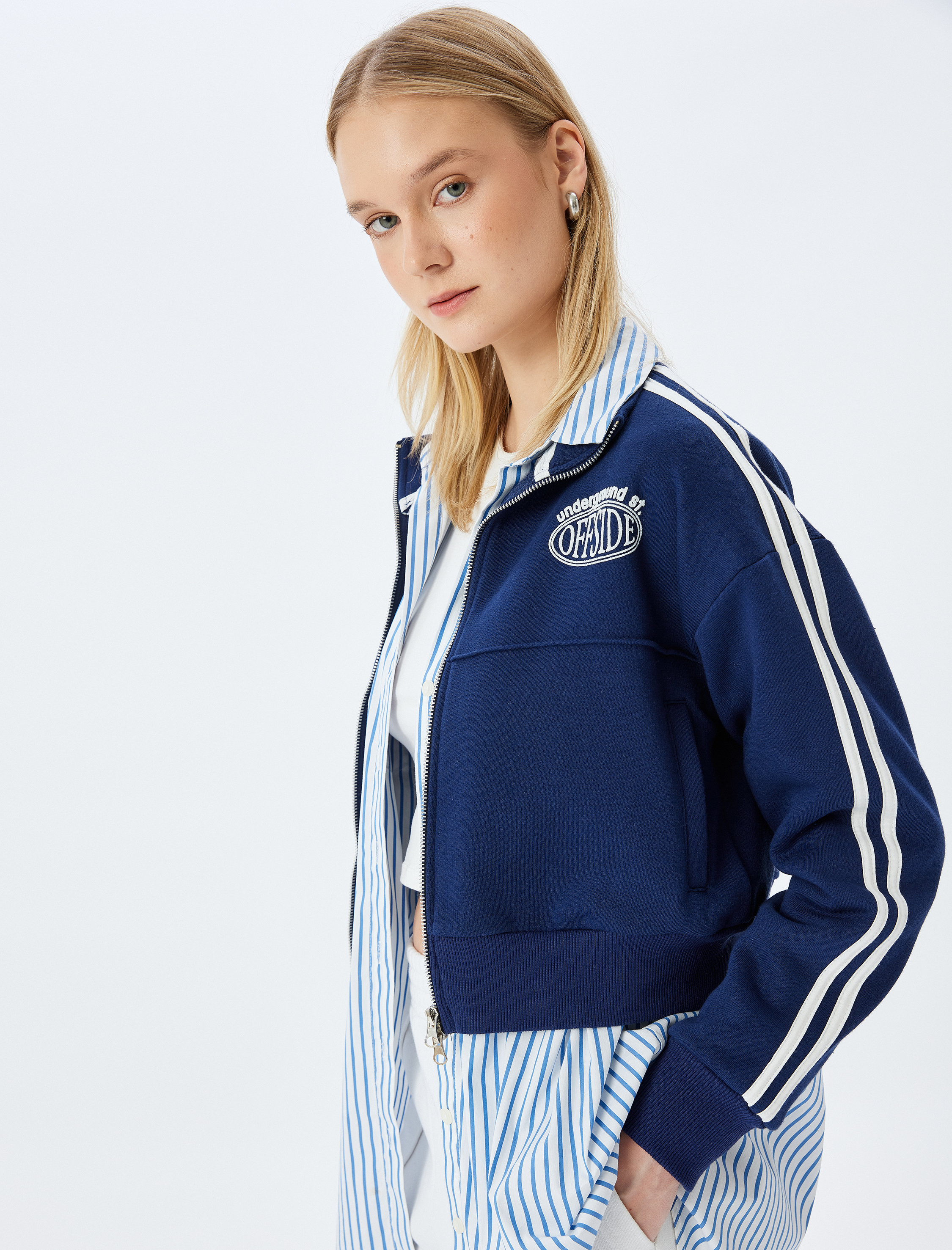   Şardonlu Dik Yaka Fermuarlı Cep Detaylı Biyeli Crop Kolej Sweatshirt