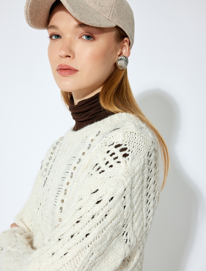  Koton X Şahika Ercümen - Uzun Kollu Bisiklet Yaka Taşlı Ajurlu Örgü Kazak