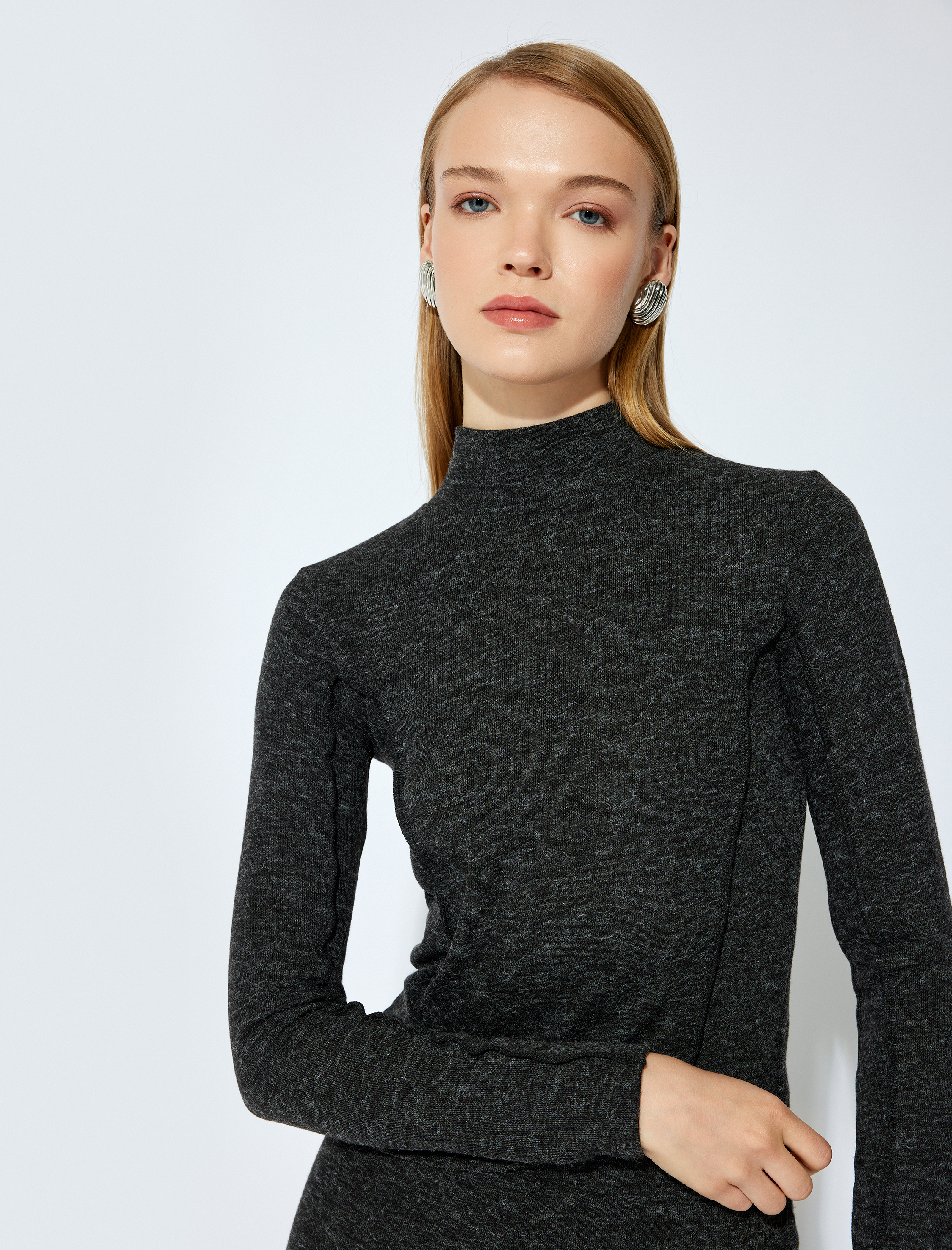 Koton X Şahika Ercümen - Slim Fit Dikiş Detaylı Uzun Kollu Dik Yaka Bluz