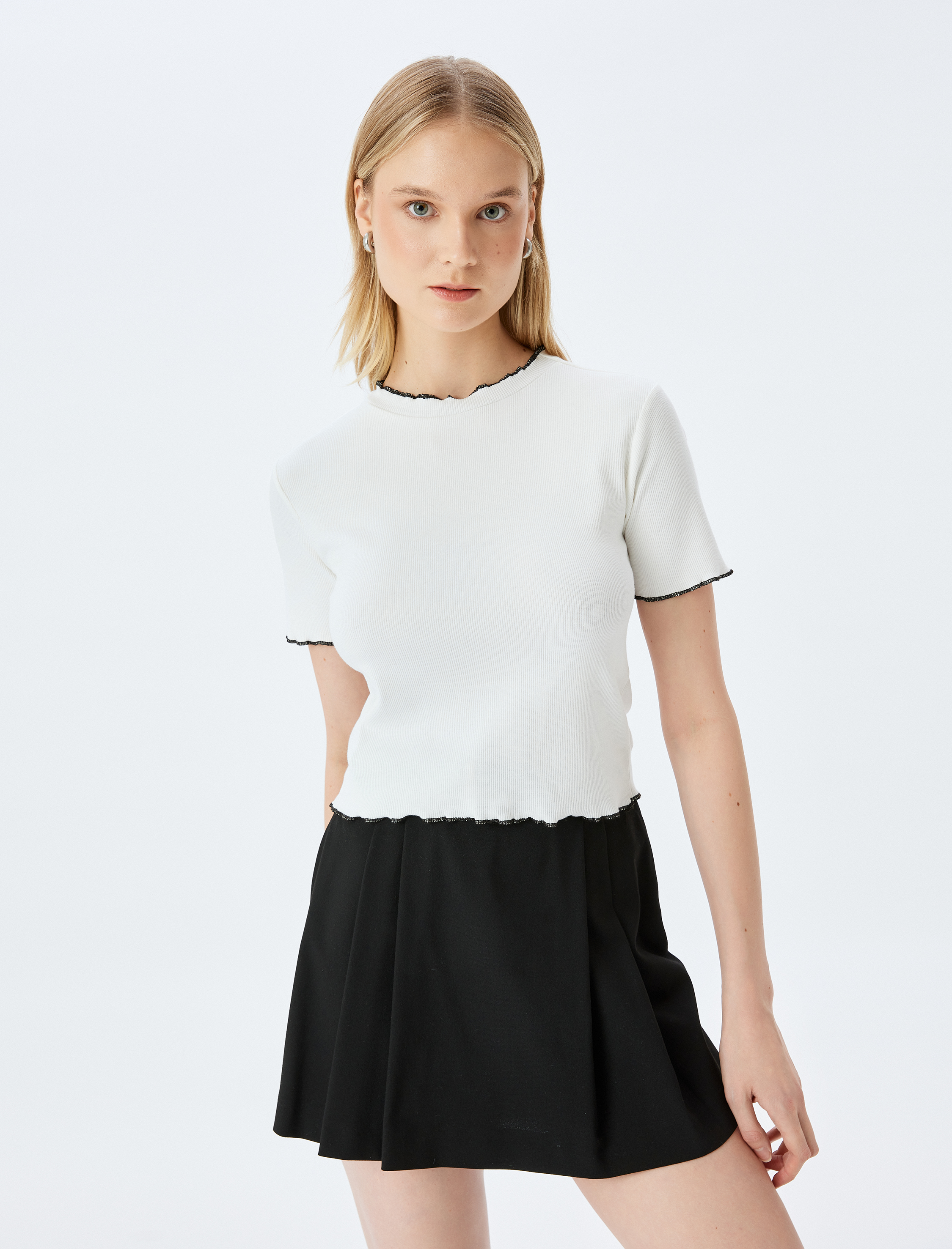   Bisiklet Yaka Dikiş Detaylı Kısa Kollu Kaşkorse Slim Fit Kadın Tişört