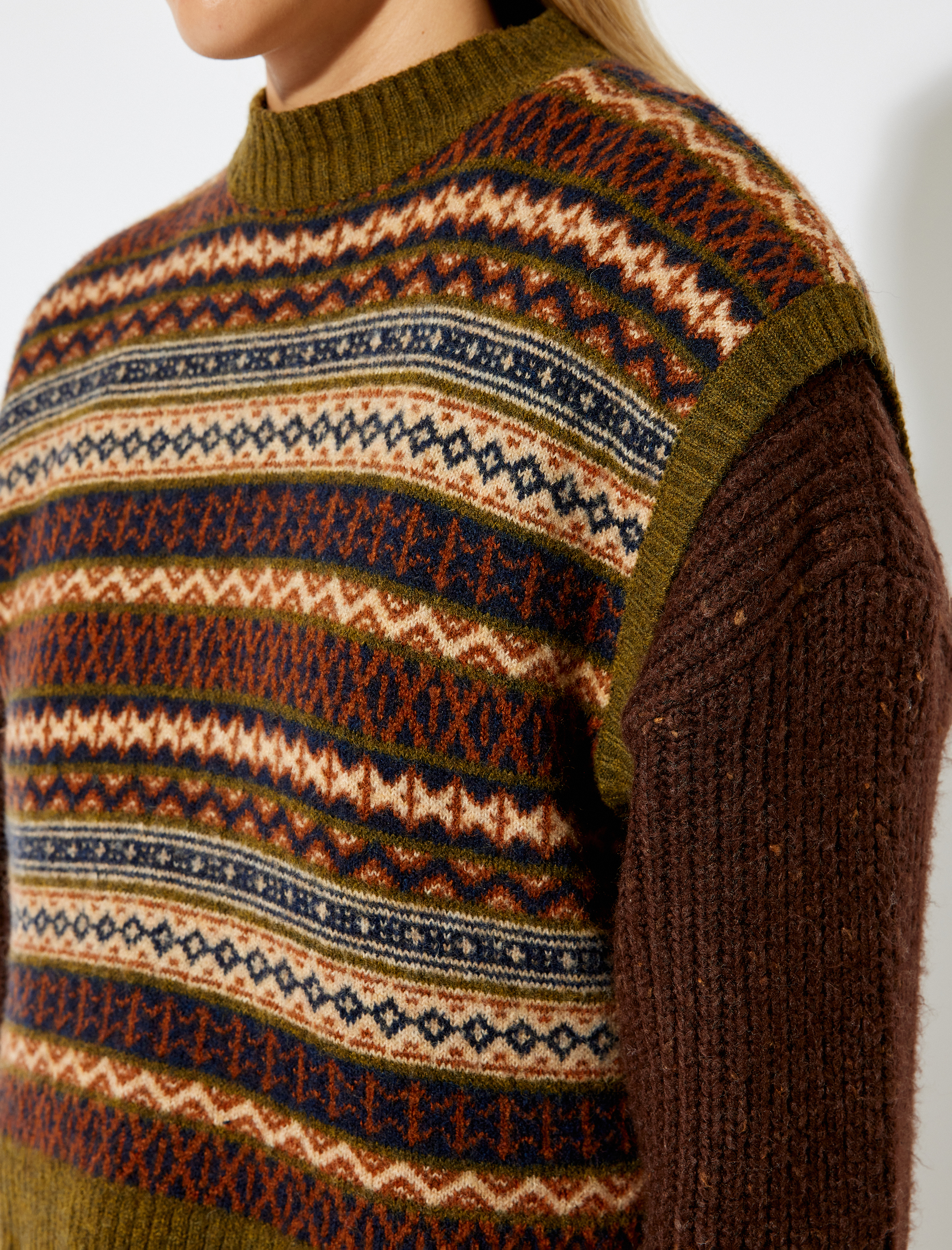   Dik Yaka Kolsuz Etnik Desenli Örgü Süveter