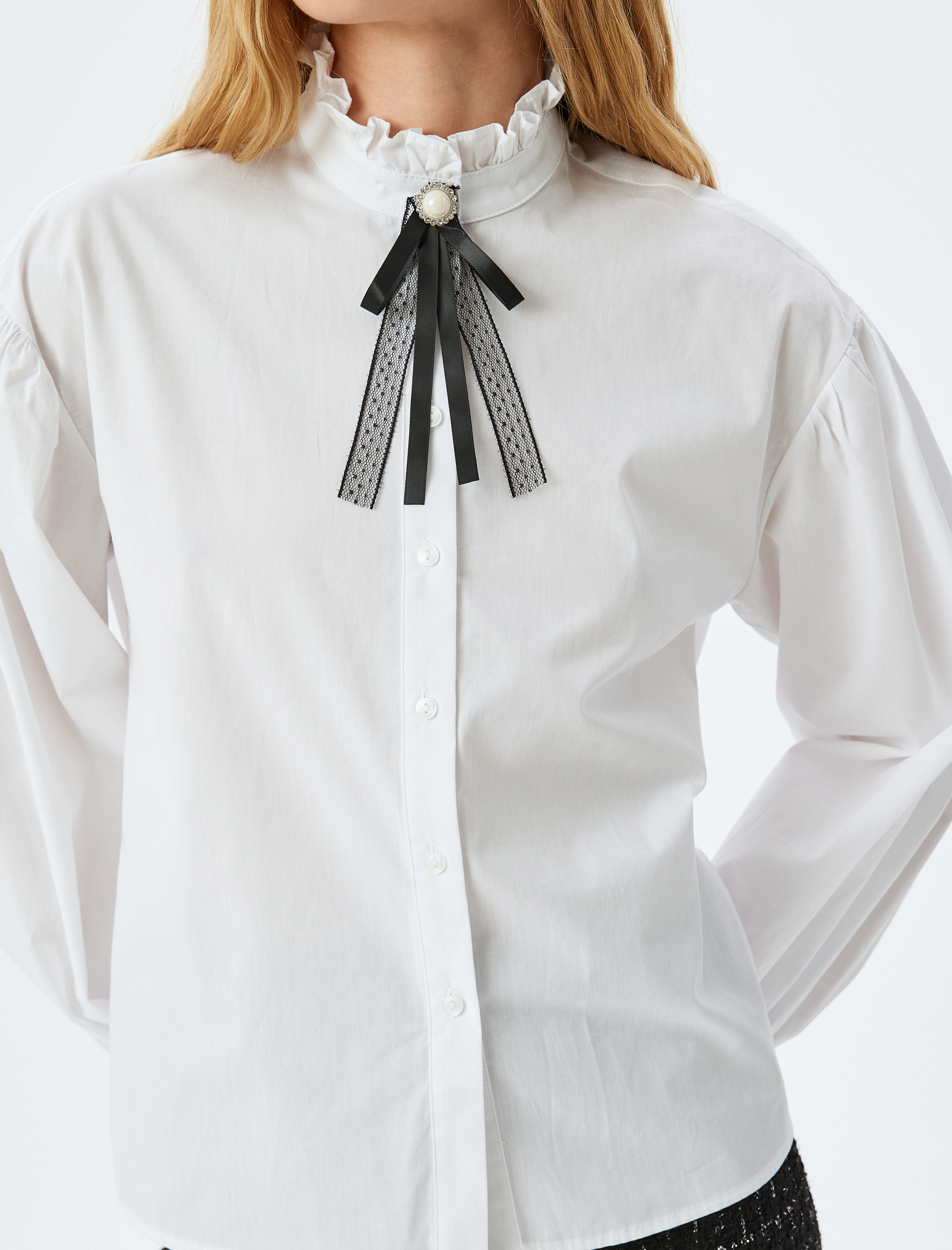   Pamuklu Uzun Kollu Fırfırlı Dik Yaka Fiyonk Detaylı Gömlek