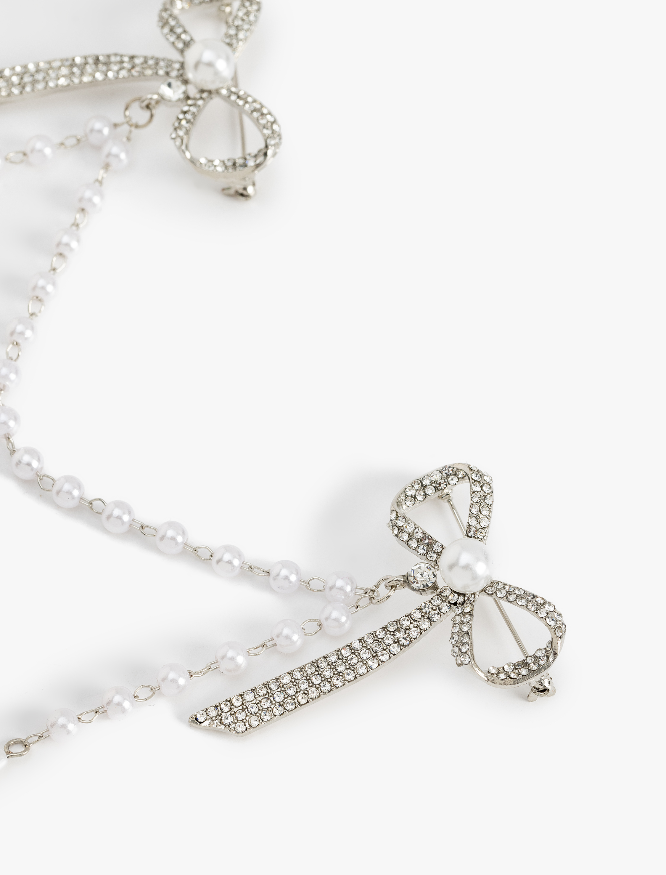  Kadın Fiyonk Detaylı Taşlı İnci Boncuklu Broş - Koton X Sibil Çetinkaya