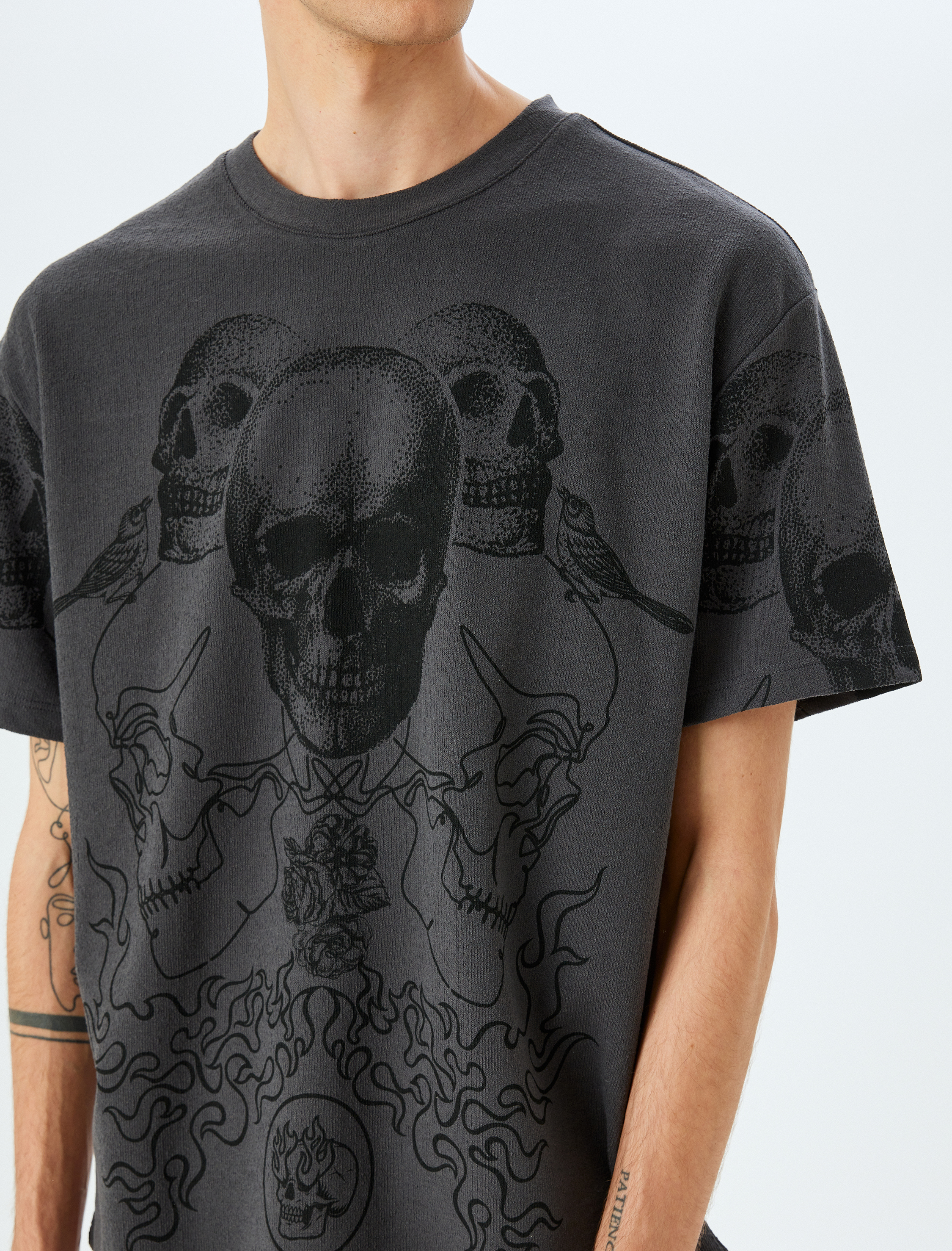   Oversize Bisiklet Yaka Tok Kumaş Kısa Kollu Kuru Kafa Baskılı Tişört