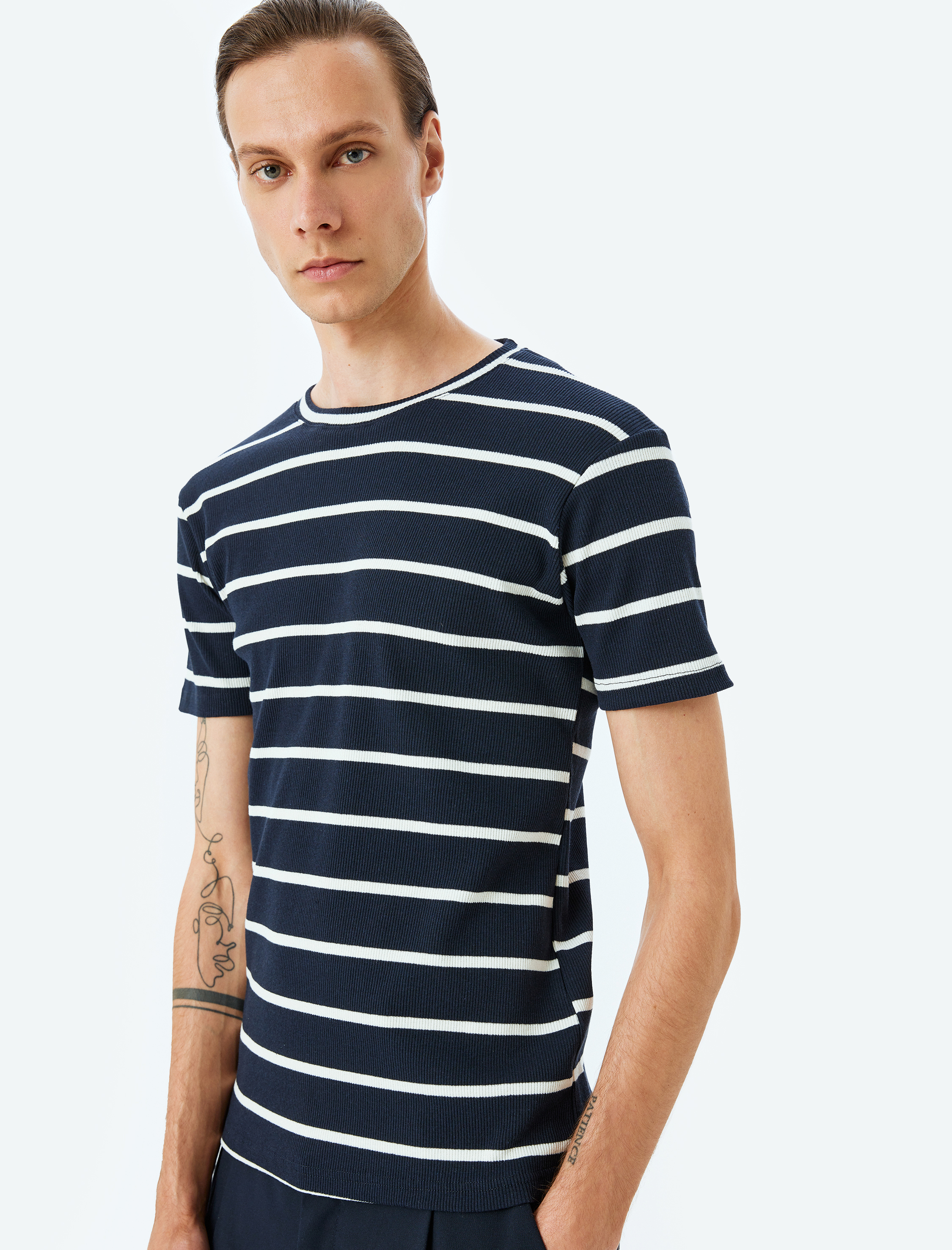   Kısa Kol Bisiklet Yaka Pamuk Karışımlı Slim Fit Tişört