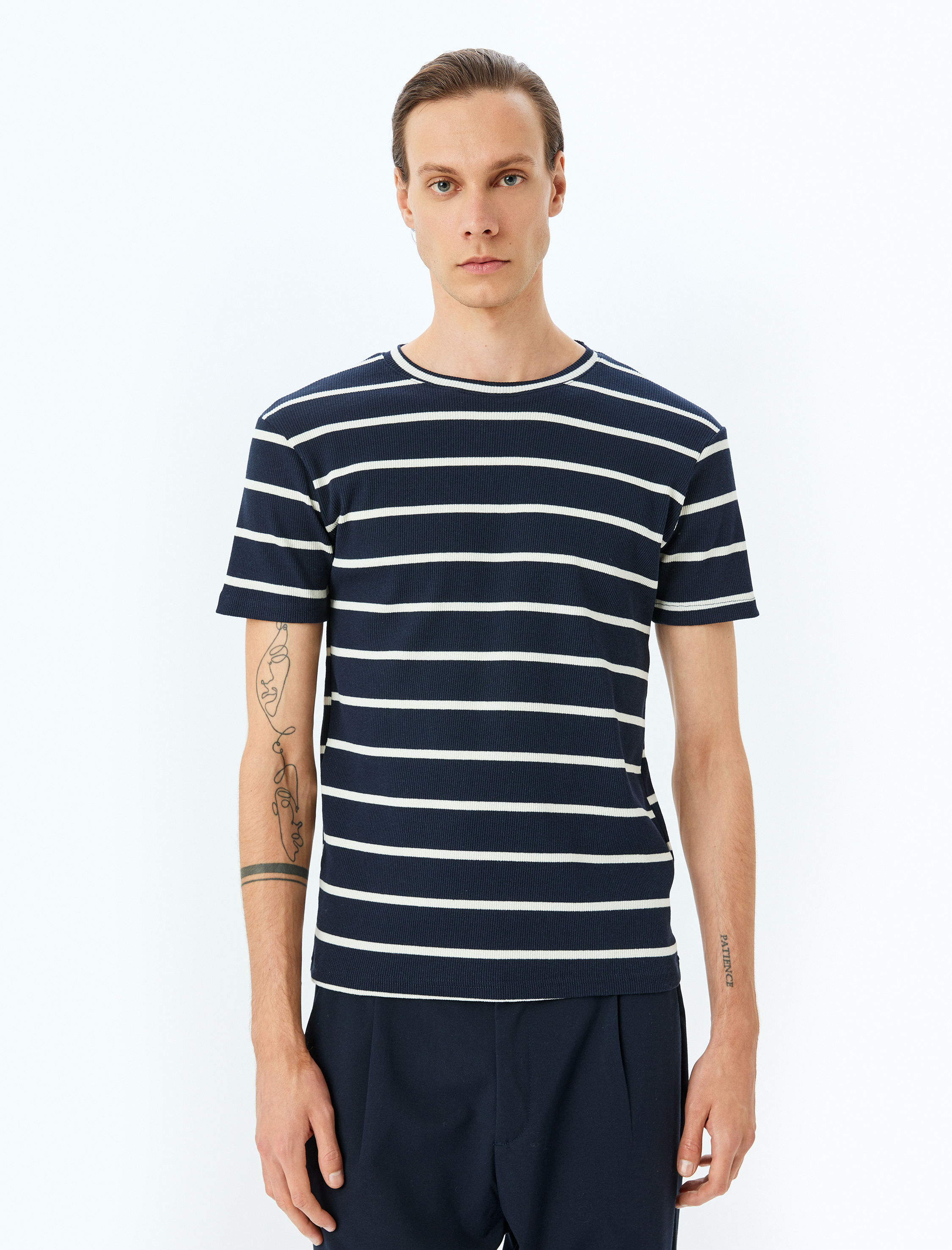   Kısa Kol Bisiklet Yaka Pamuk Karışımlı Slim Fit Tişört