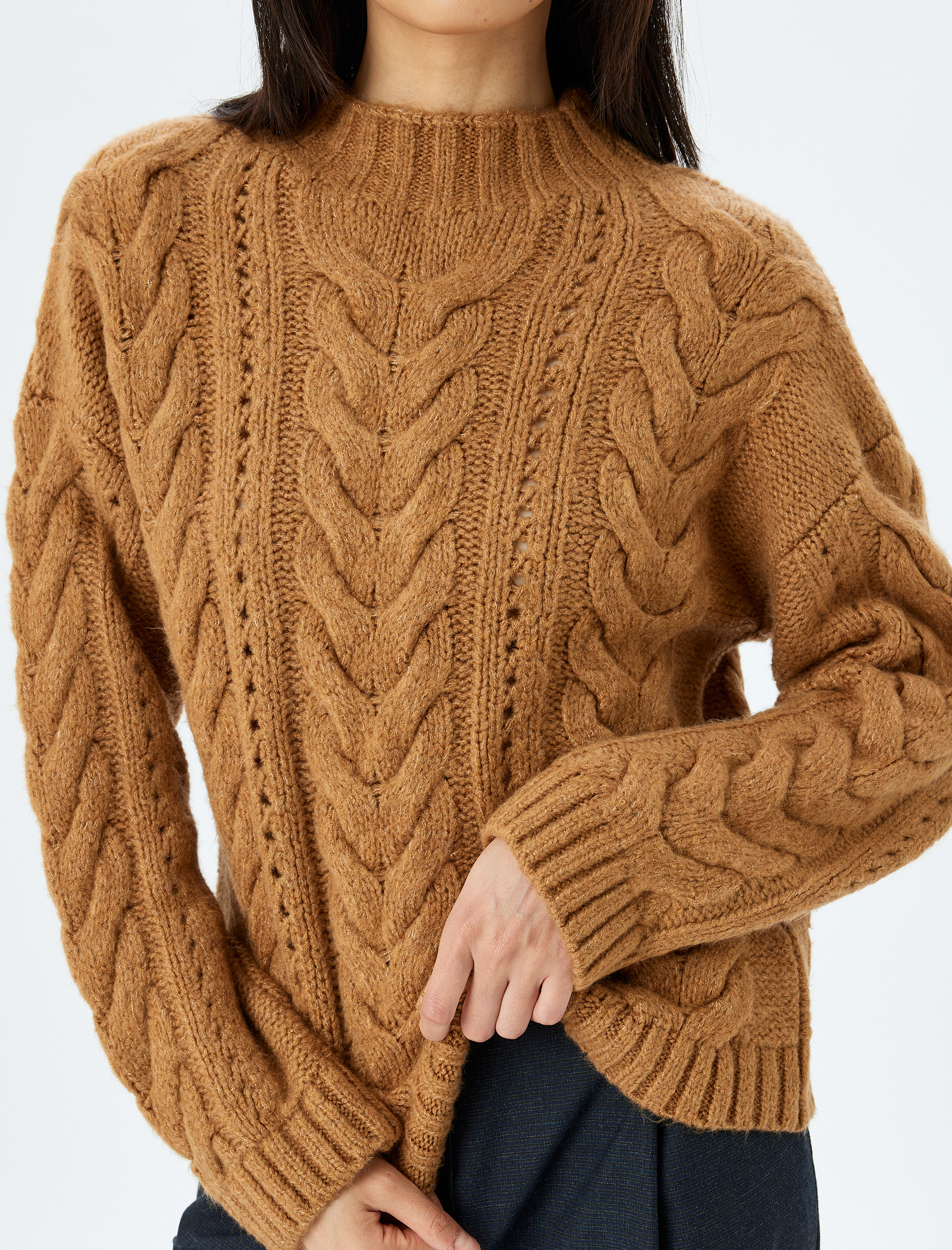 Yumuşak Dokulu Uzun Kollu Hafif Dik Yaka Saç Örgü Kazak