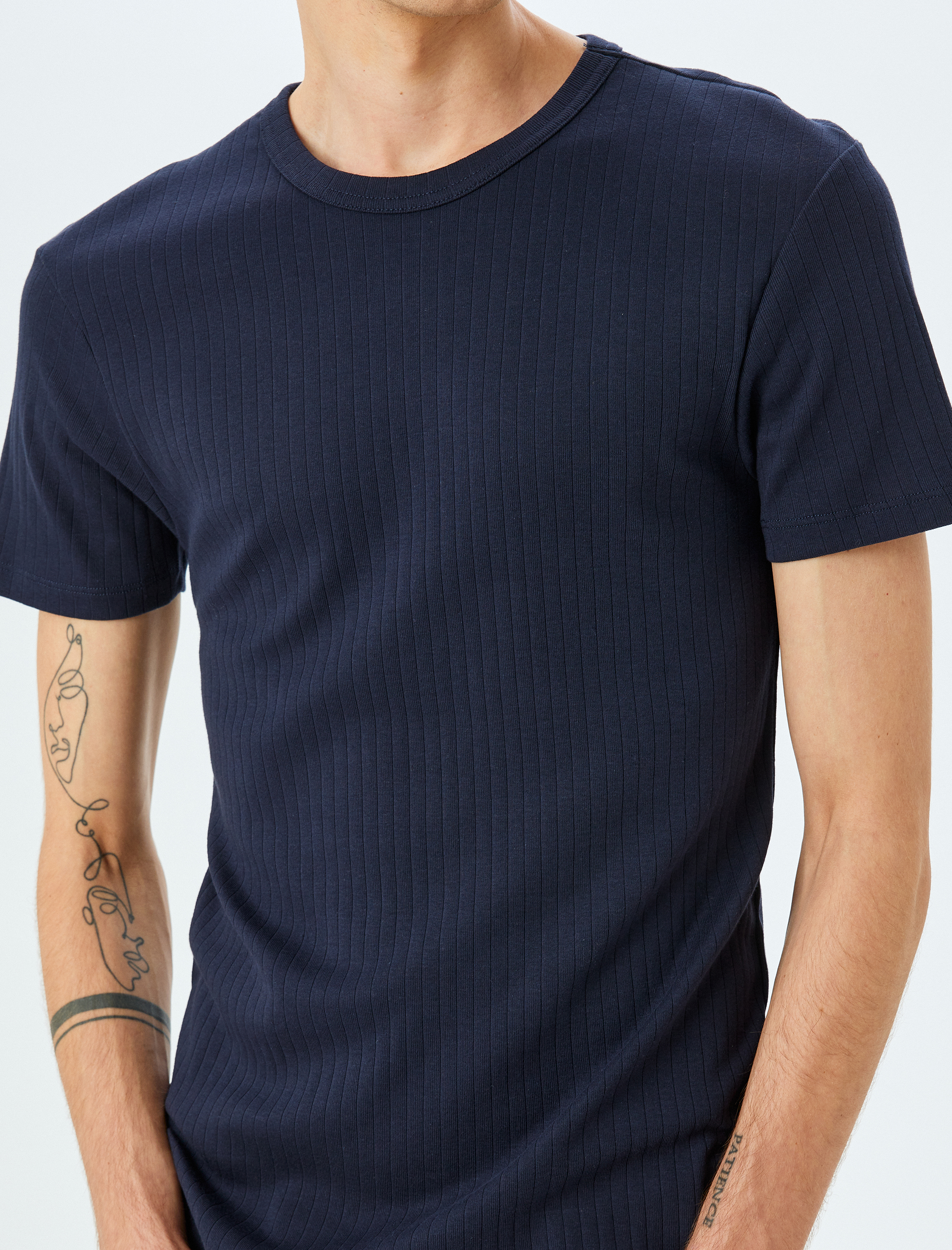   Kısa Kollu Dar Kalıp Pamuklu Bisiklet Yaka Tişört