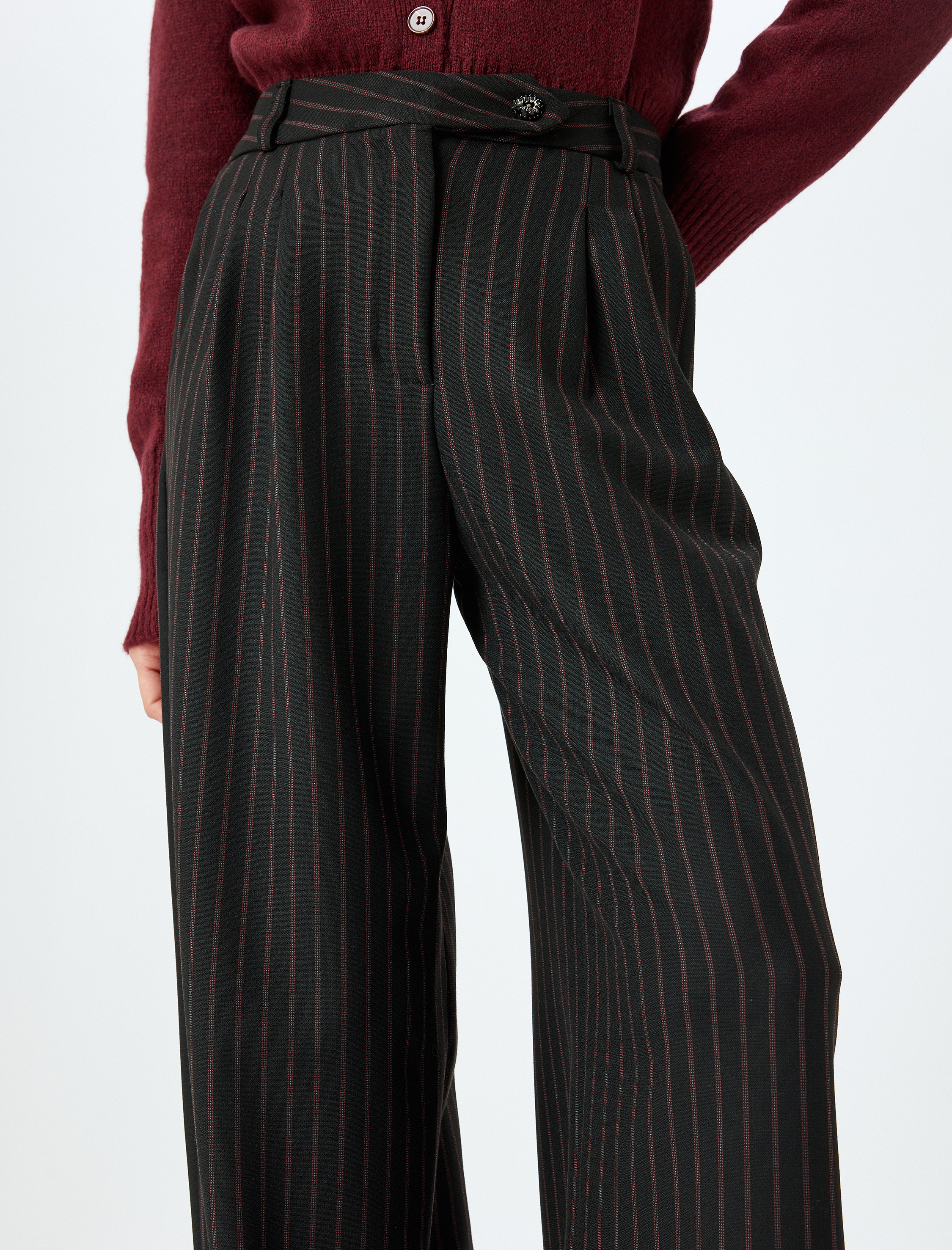   Koton X Melis Ağazat - Cepli Pile Detaylı Geniş Paça Çizgili Kumaş Pantolon