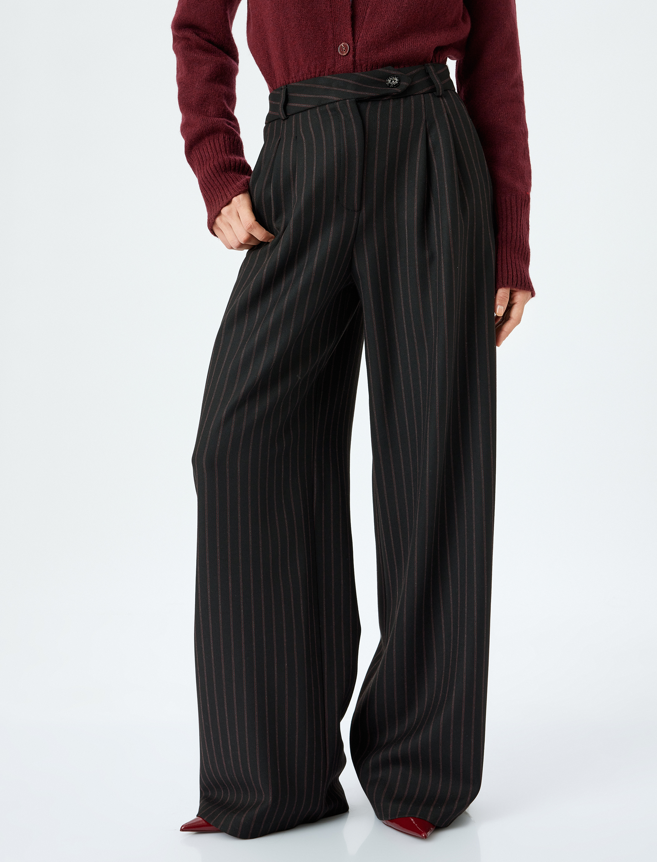   Koton X Melis Ağazat - Cepli Pile Detaylı Geniş Paça Çizgili Kumaş Pantolon