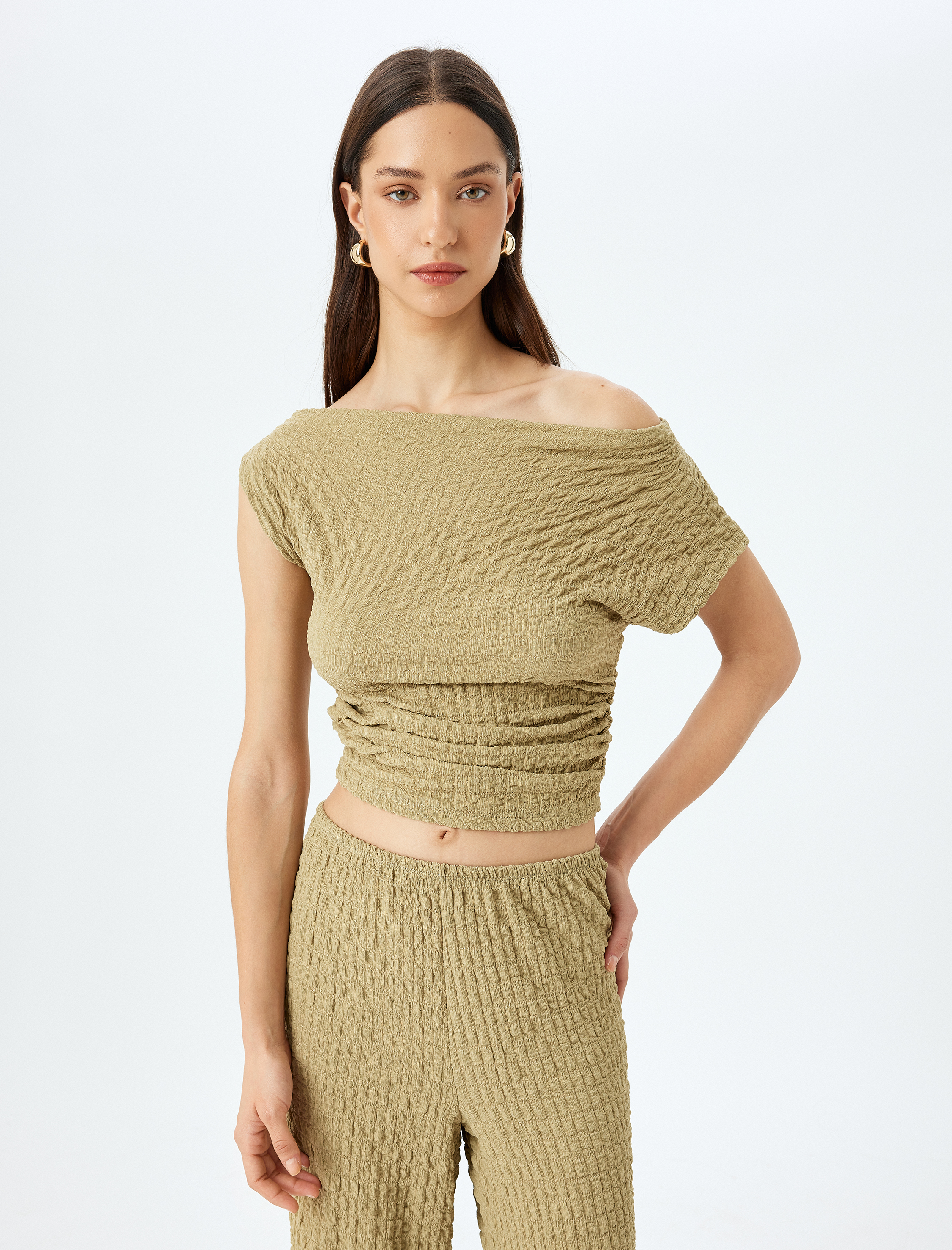   Bürümcük Kumaş Kolsuz Dokulu Asimetrik Yaka Crop Üst